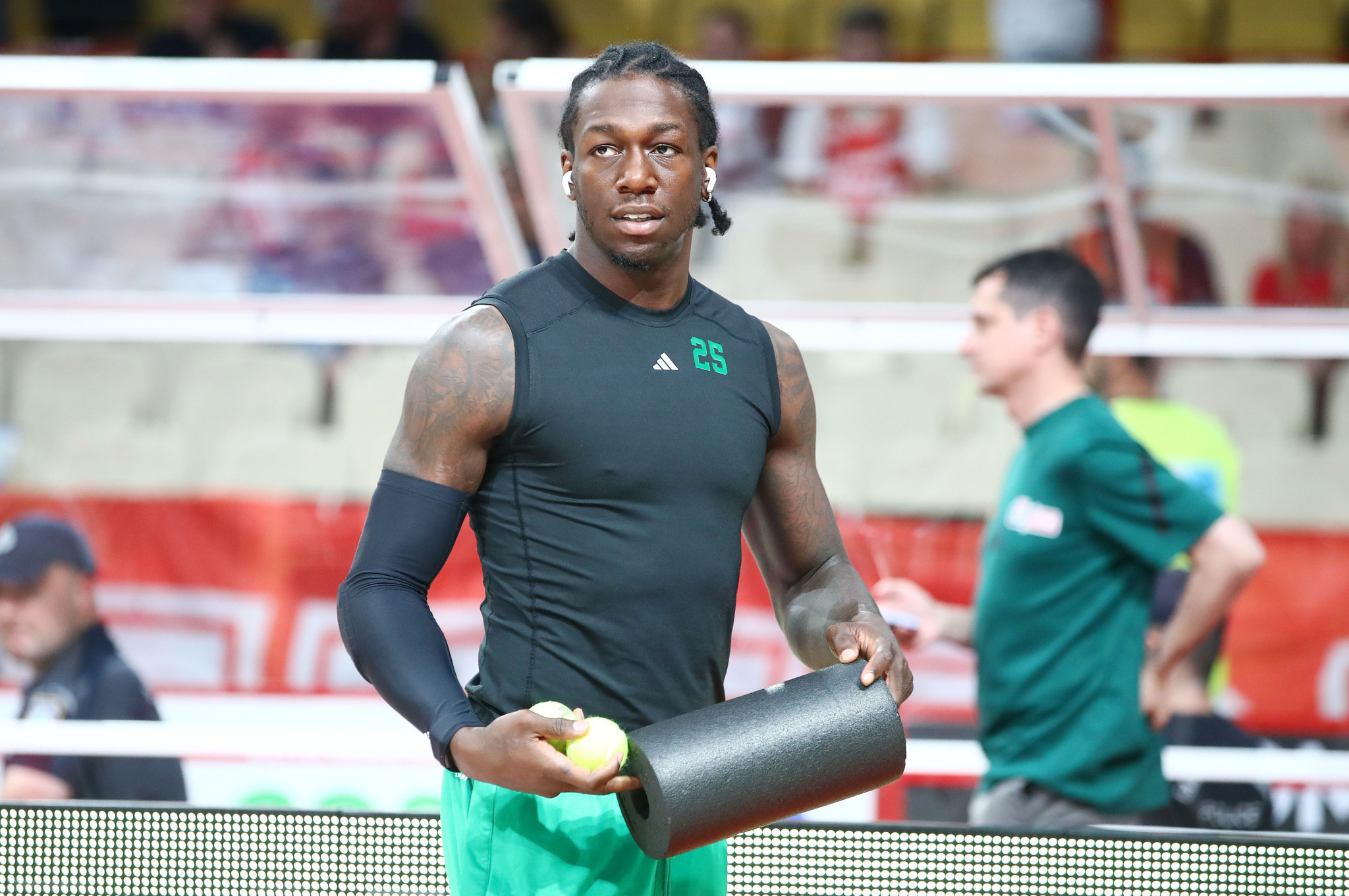 Υπό έντονες αποδοκιμασίες η είσοδος του Ναν στο παρκέ του ΣΕΦ (video)