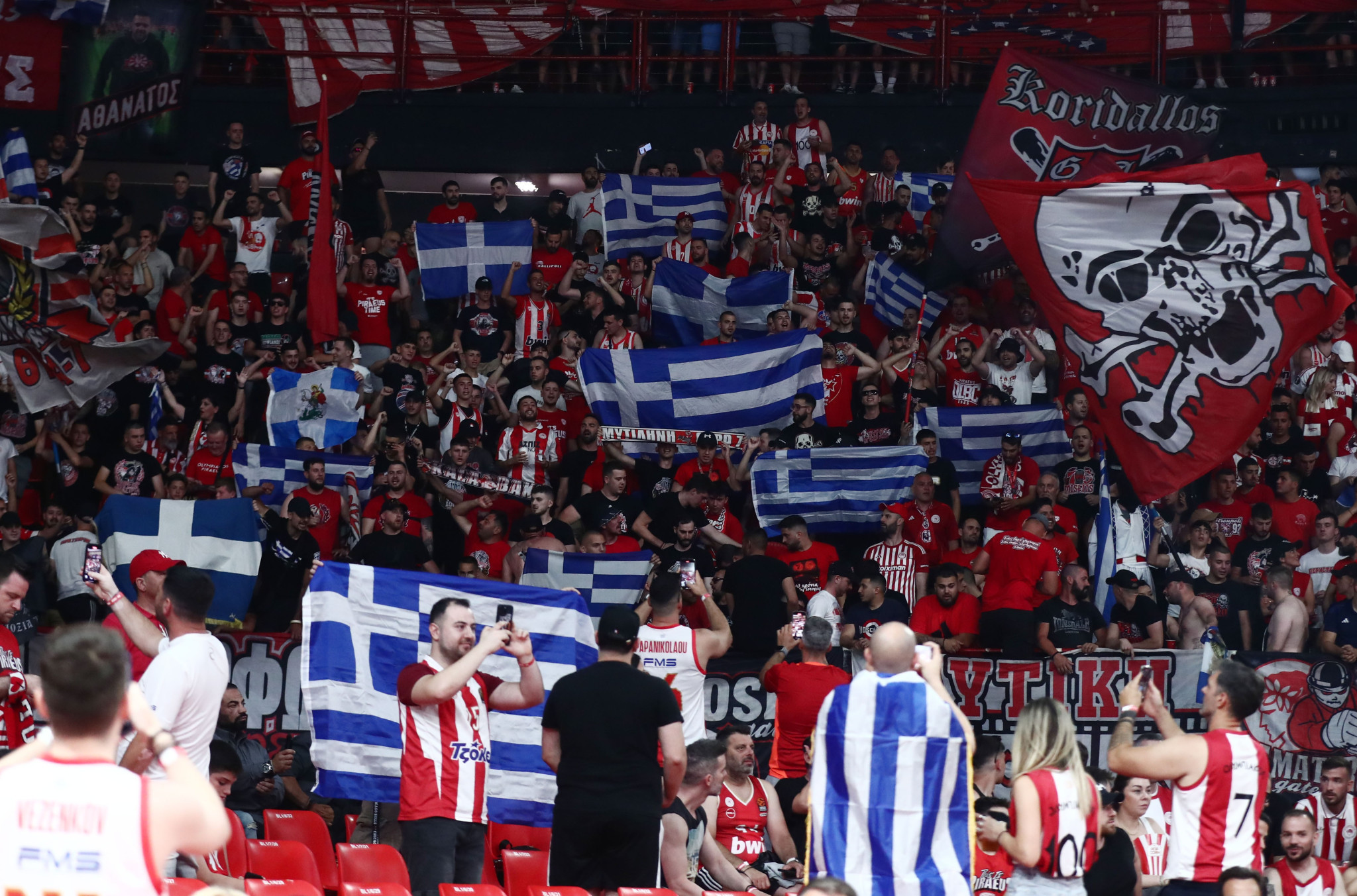 Αμέτρητες ελληνικές σημαίες στο ΣΕΦ και σε παράταξη πίσω από τον πάγκο του Παναθηναϊκού