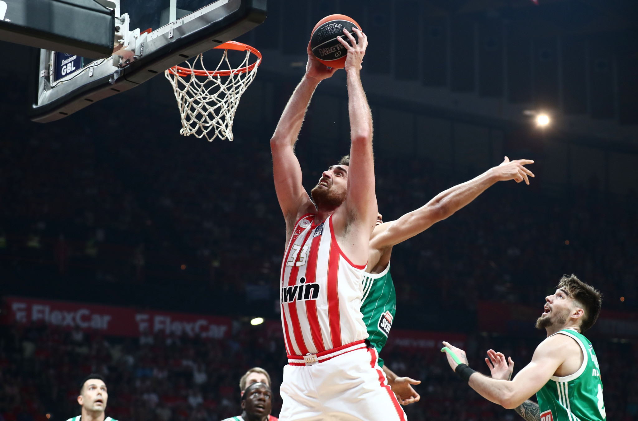 Τα δεδομένα για τον Μιλουτίνοφ και η περίπτωση Μπούκερ στον Ολυμπιακό