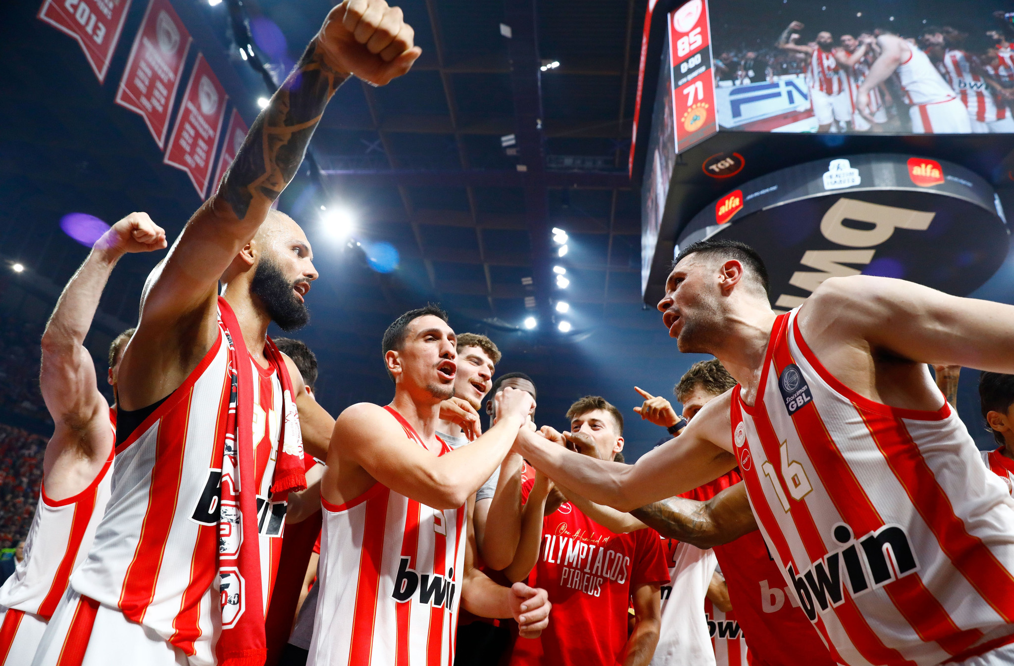 Η χρυσή βίβλος της Stoiximan GBL μετά την κατάκτηση του πρωταθλήματος από τον Ολυμπιακό