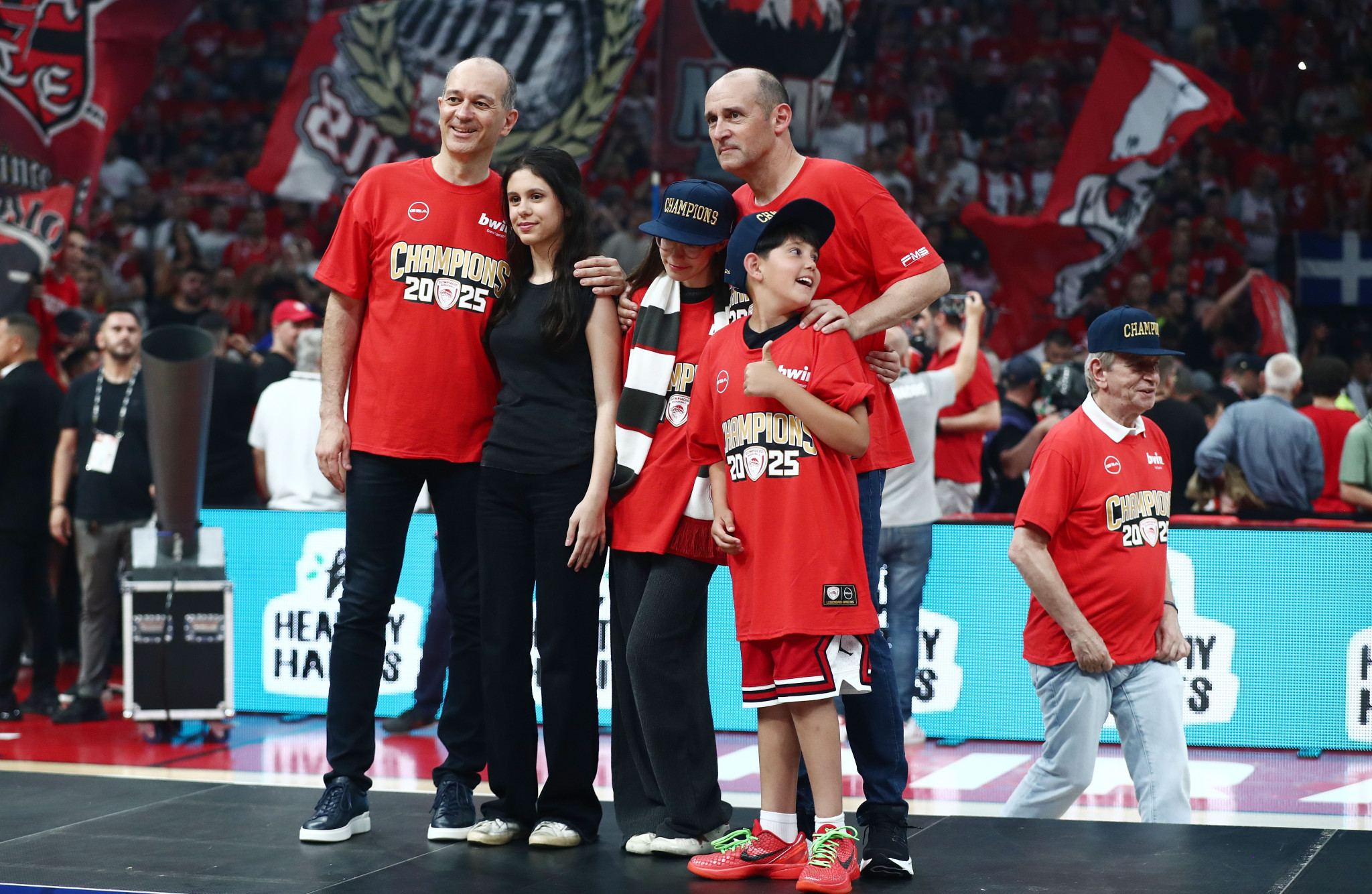 Έτσι έζησαν οι Αγγελόπουλοι την κατάκτηση του πρωταθλήματος από τον Ολυμπιακό (video)