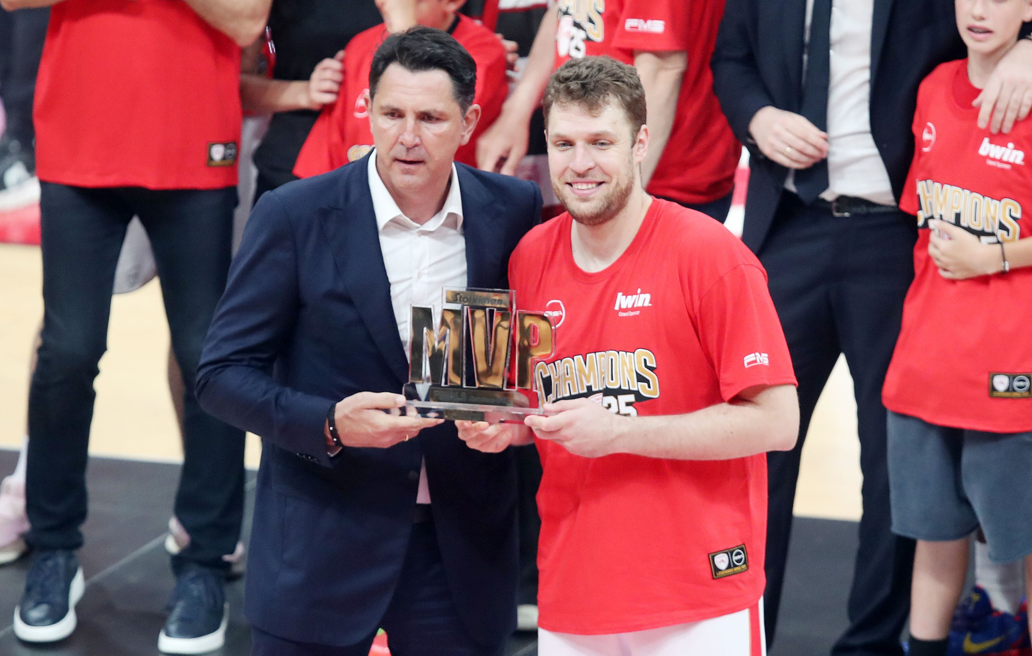 Ο Ροντινέι έδωσε συγχαρητήρια στον Βεζένκοφ για το βραβείο MVP