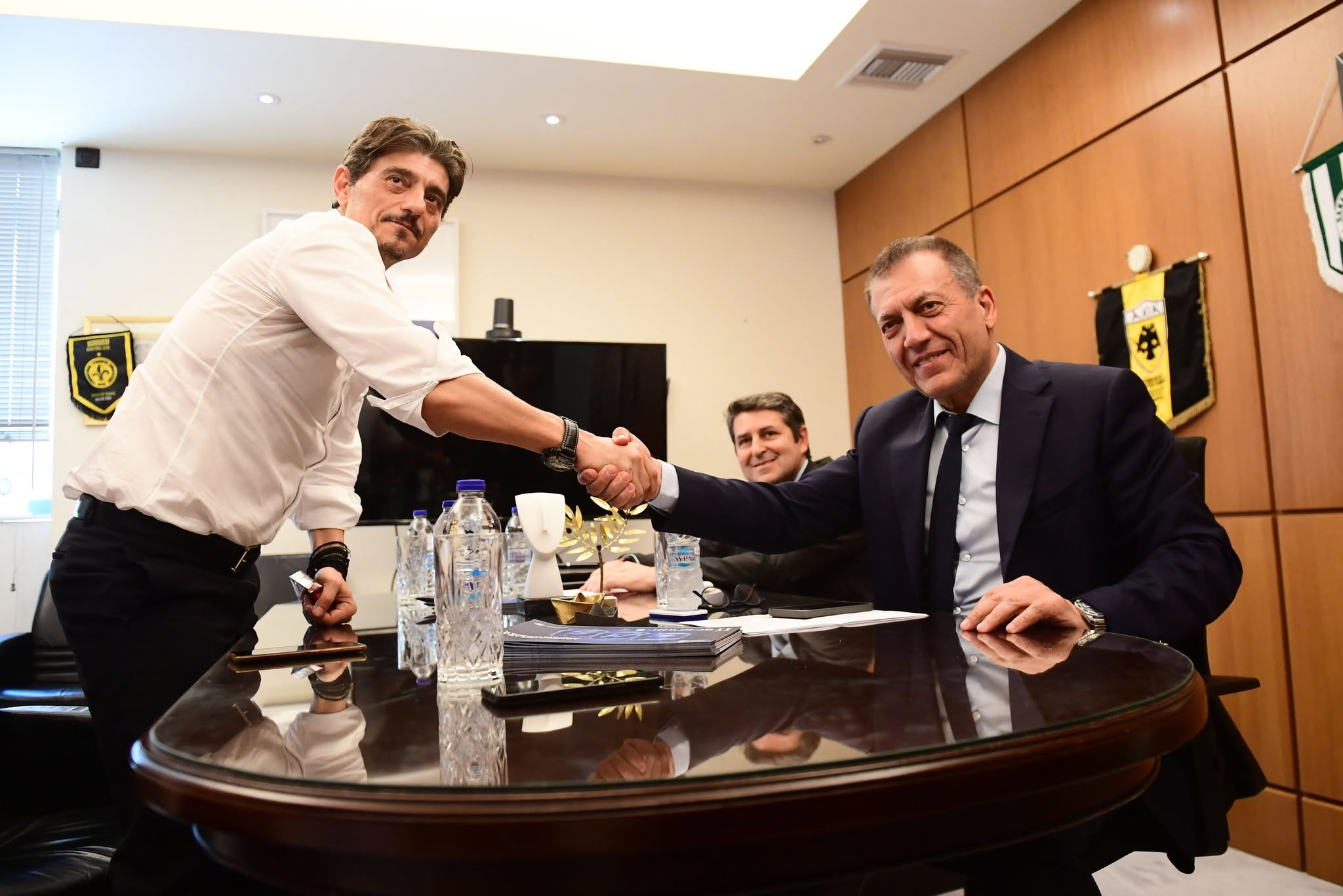 Η χειραψία Βρούτση με Γιαννακόπουλο στο υπουργείο