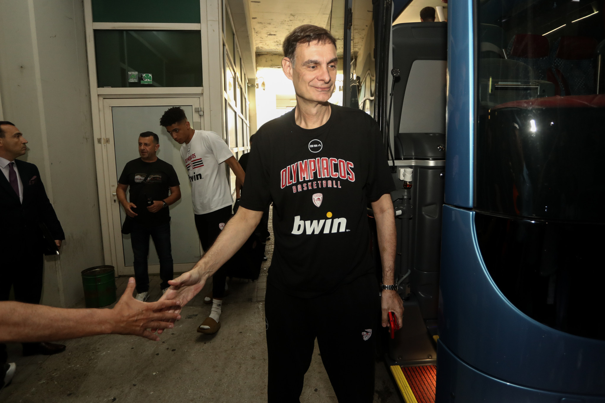 H άφιξη του Ολυμπιακού στο ΟΑΚΑ για τον τρίτο τελικό (video)