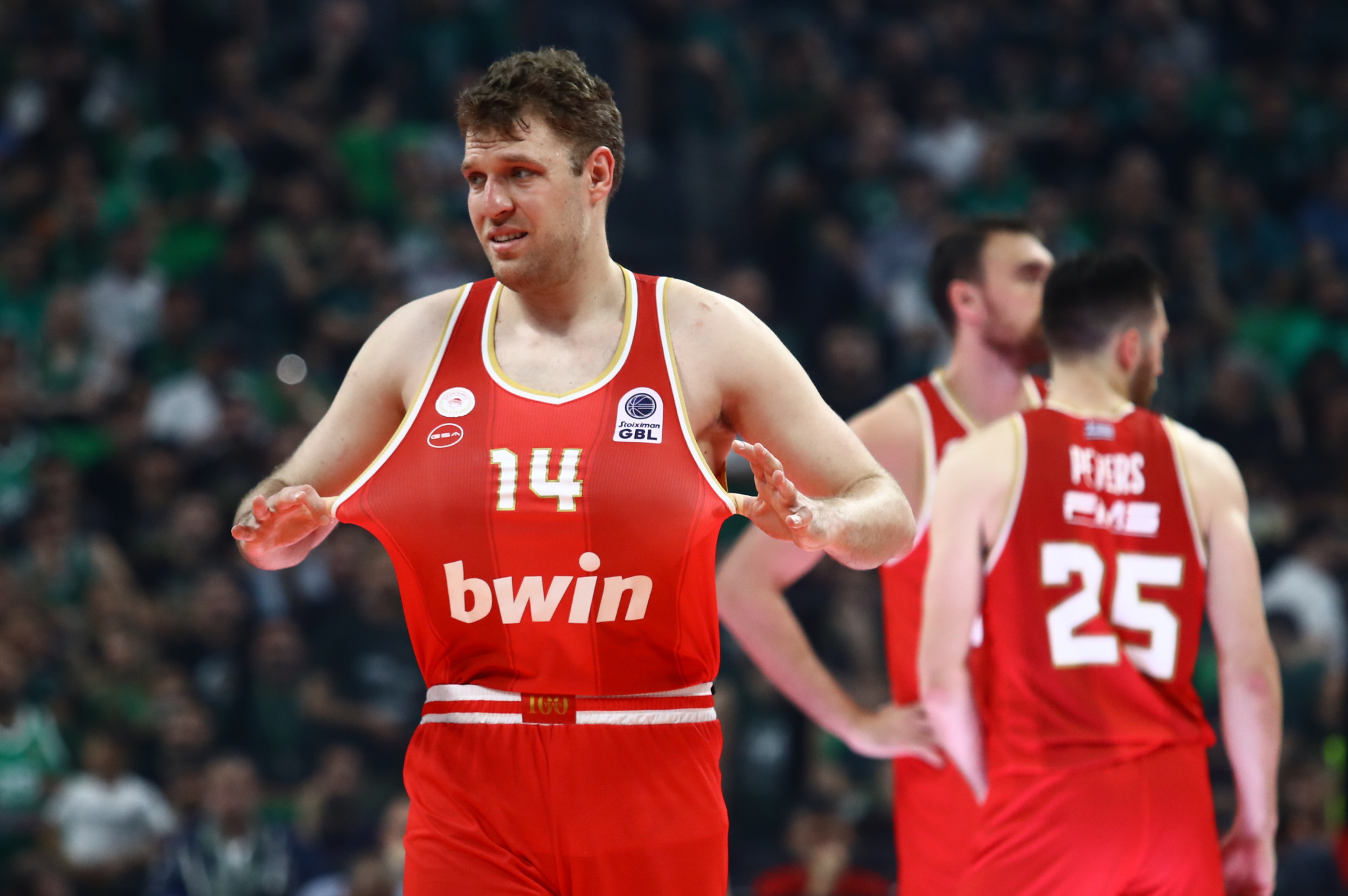 Η... απάντηση του Βεζένκοφ στο buzzer beater του Οσμάν (video)