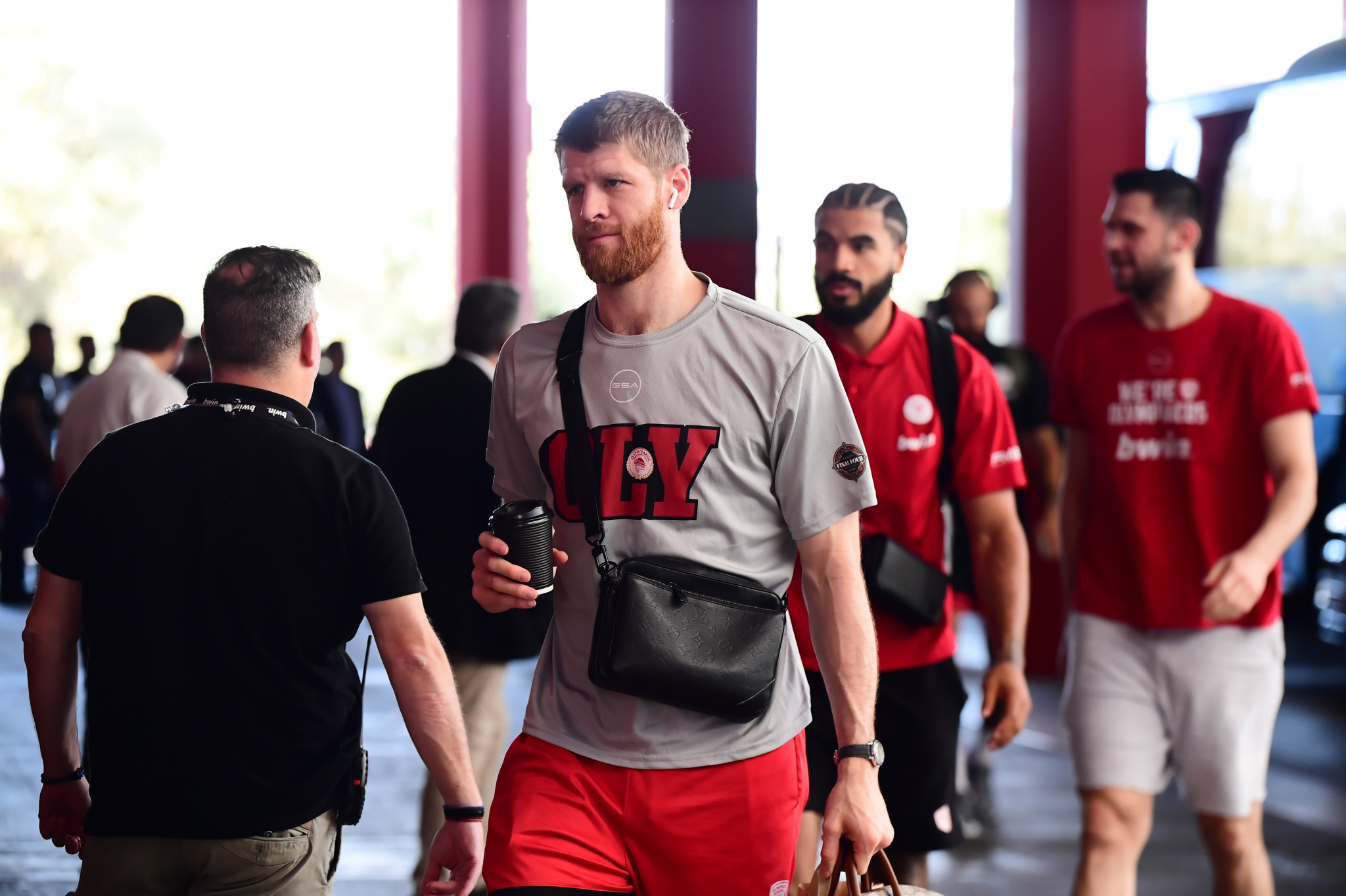 Κατέφθασε ο Ολυμπιακός στο ΣΕΦ (video)