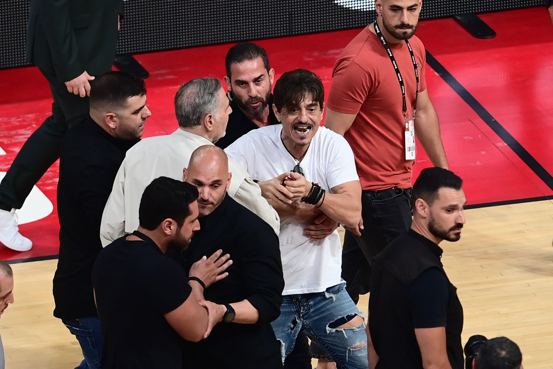 Χαμός με Γιαννακόπουλο στο ΣΕΦ, έφτασε μέχρι το κέντρο του γηπέδου