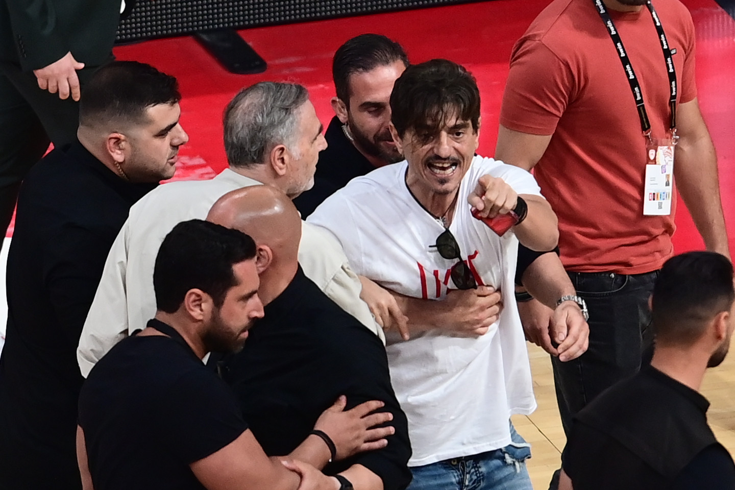 O Δημήτρης Γιαννακόπουλος αυτοβούλως στο ΑΤ Κηφισιάς μετά τη μήνυση Σκινδήλια