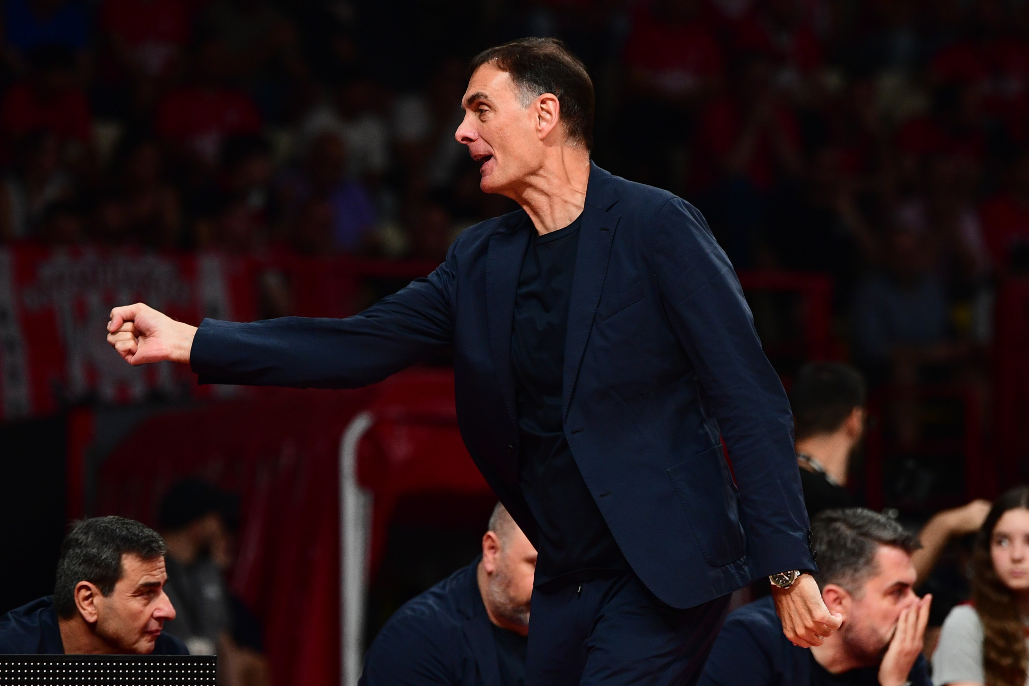 Aποθέωση για τον Γιώργο Μπαρτζώκα από τον κόσμο του Ολυμπιακού (video)