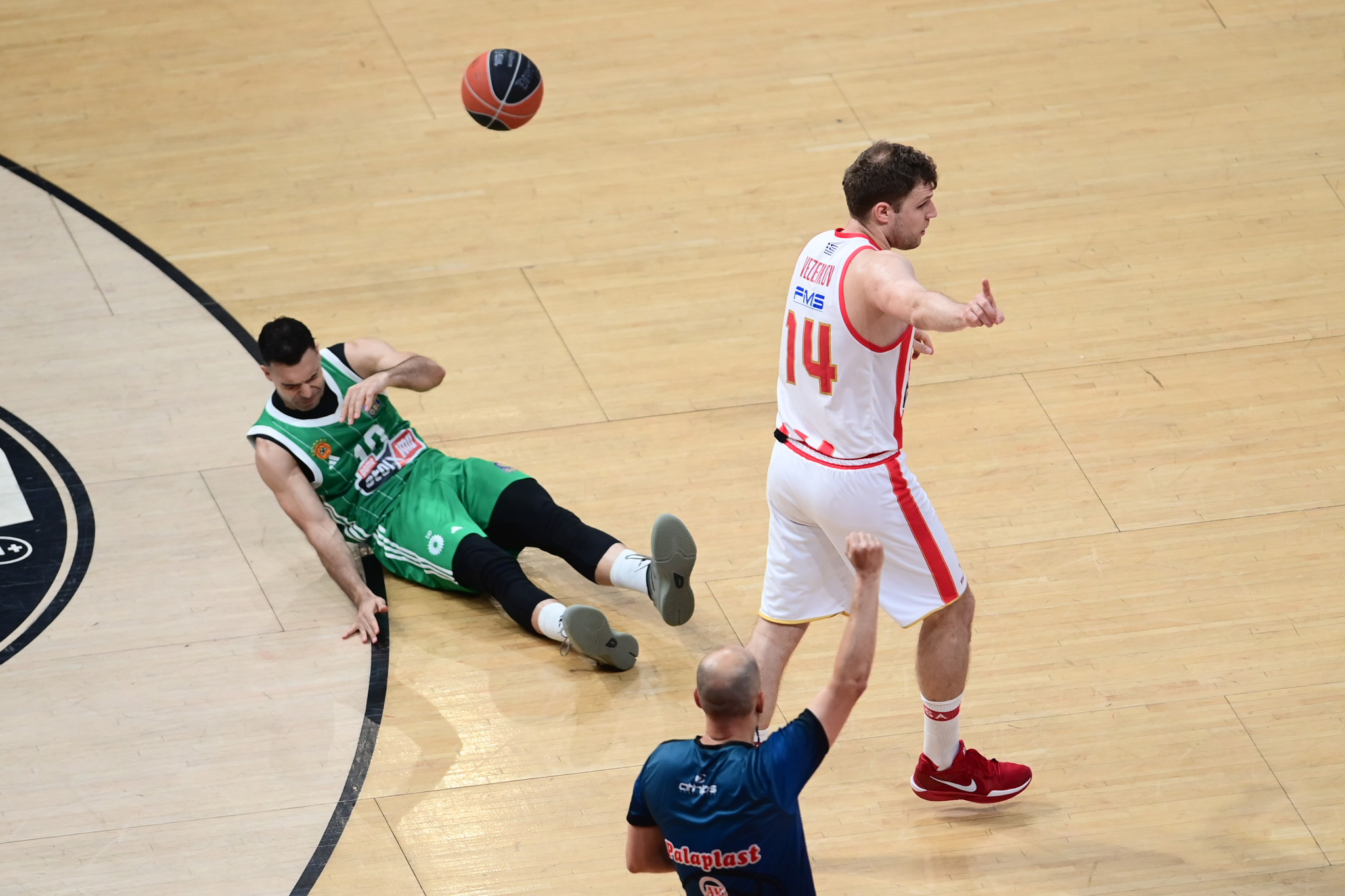 Το φάουλ του Βεζένκοφ στον Σλούκα πριν την τεχνική ποινή του Αταμάν (video)