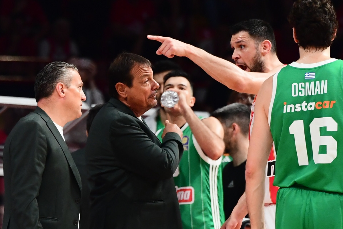 Ένταση ανάμεσα σε Αταμάν και Παπανικολάου με αφορμή φάουλ στον Σλούκα (video)