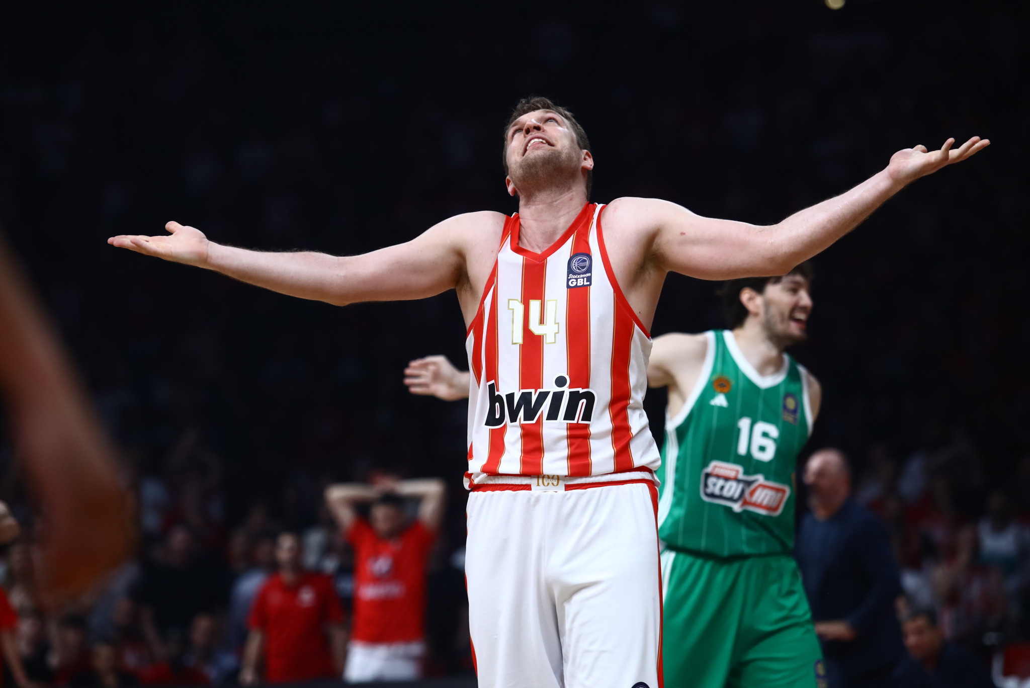 Εντός των γραμμών κόντρα, εκτός των γραμμών χάος και στο σύνολο... αμηχανία