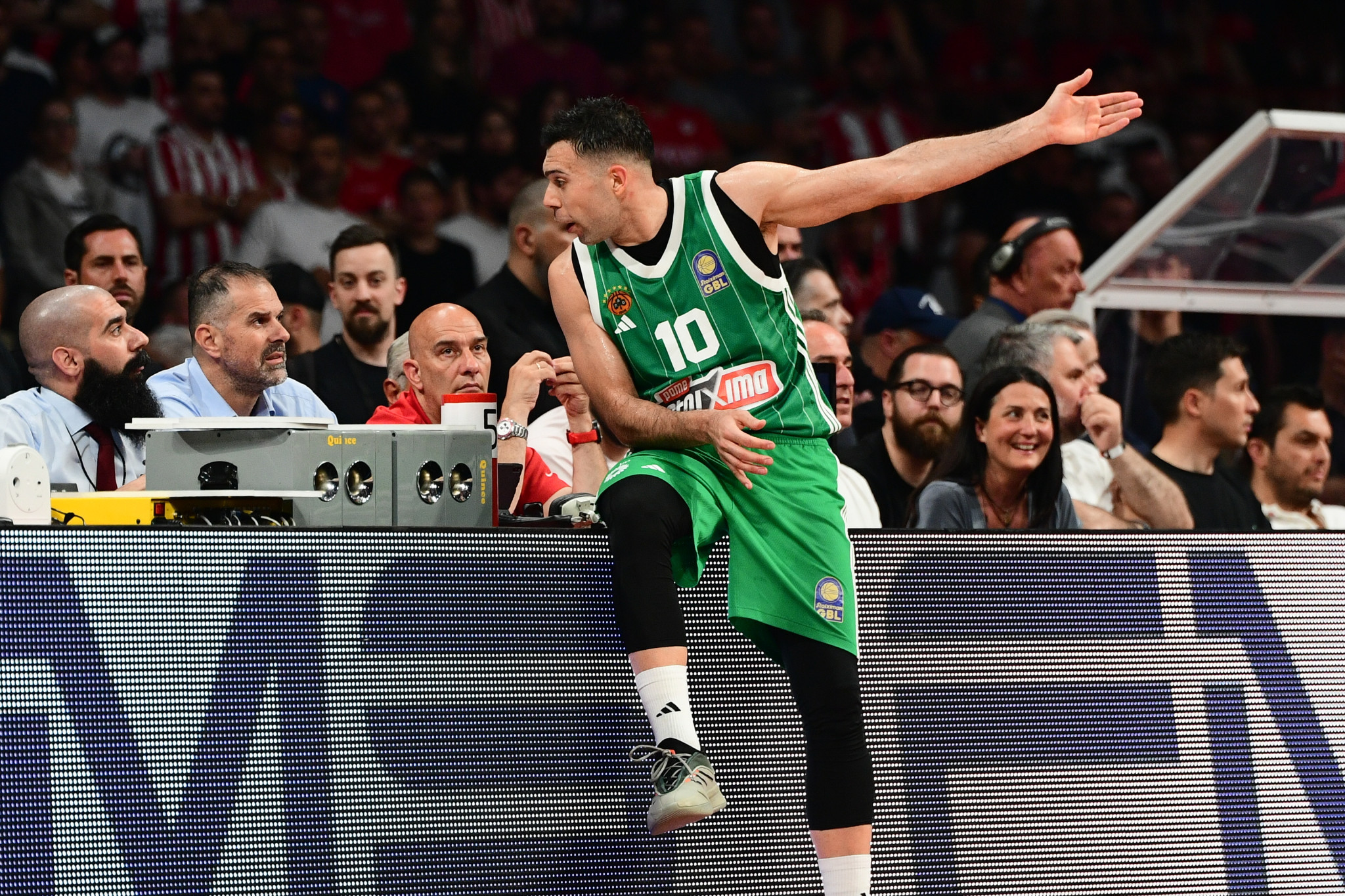 Σλούκας: «Τι να κάνω, δε με αφήνουν να παίξω άμυνα»