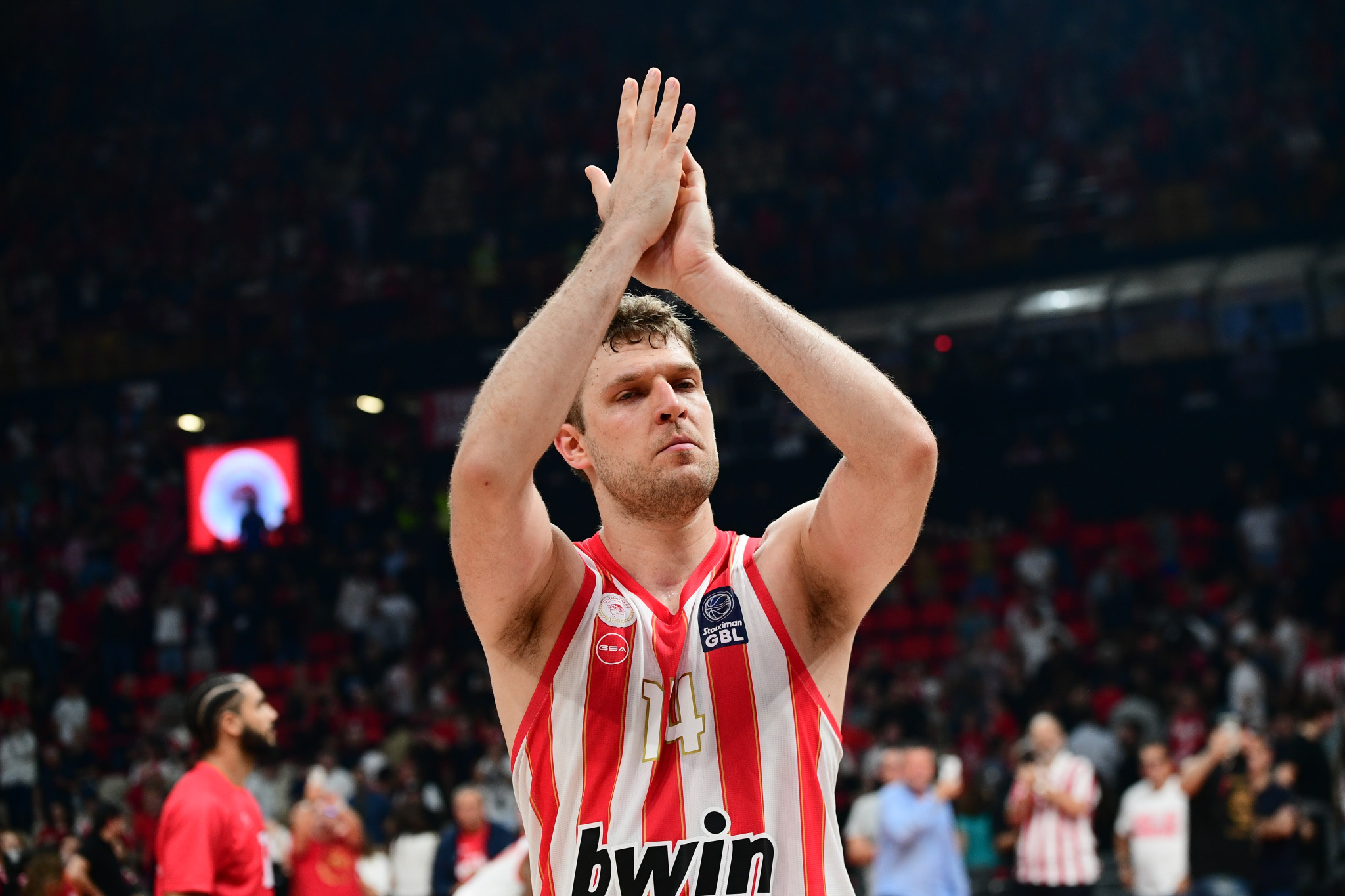 Βεζένκοφ: «Δεν υπάρχει καμία κόντρα μεταξύ παικτών, μη βάζετε λόγια...» (video)