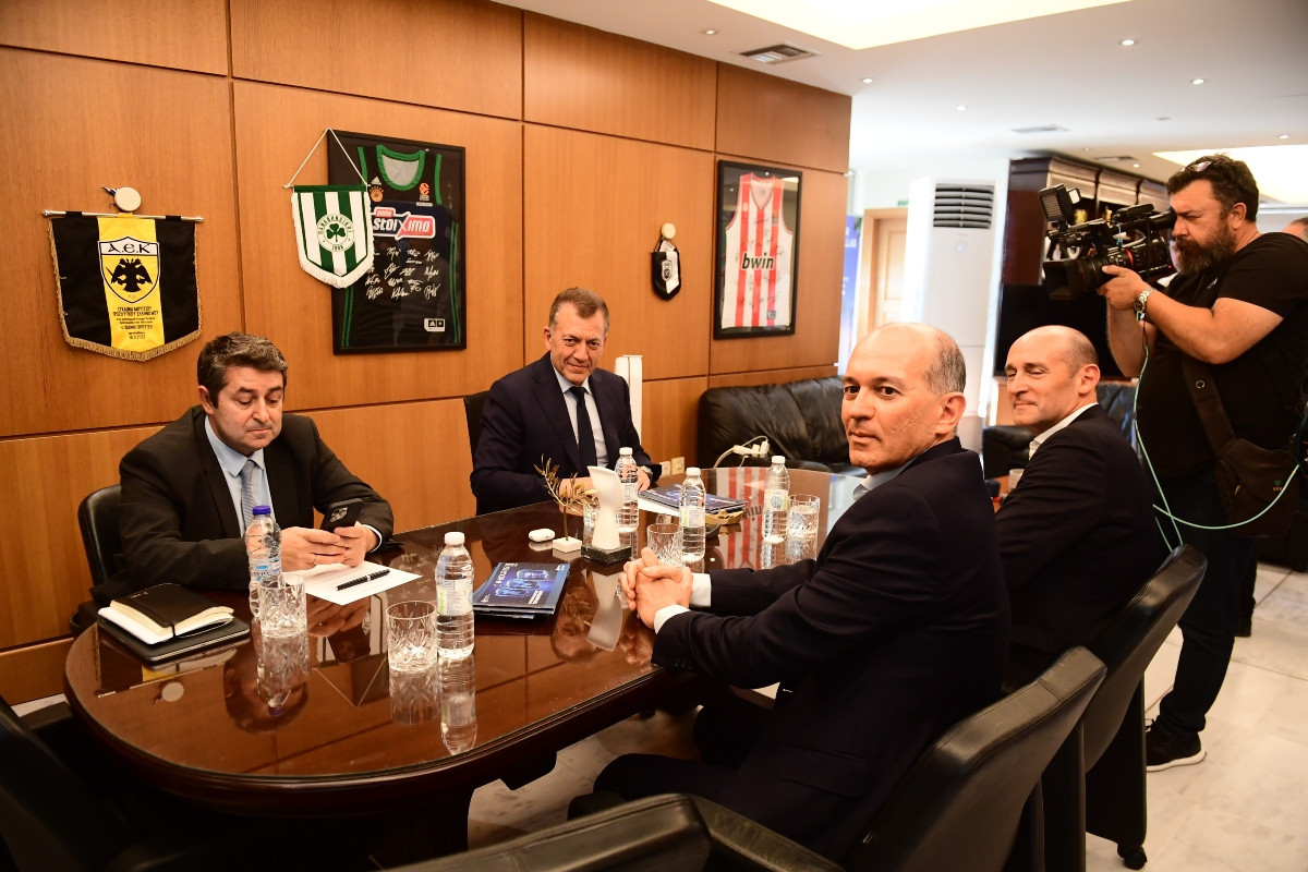 Έφτασαν οι Αγγελόπουλοι στο γραφείο του Βρούτση (video)