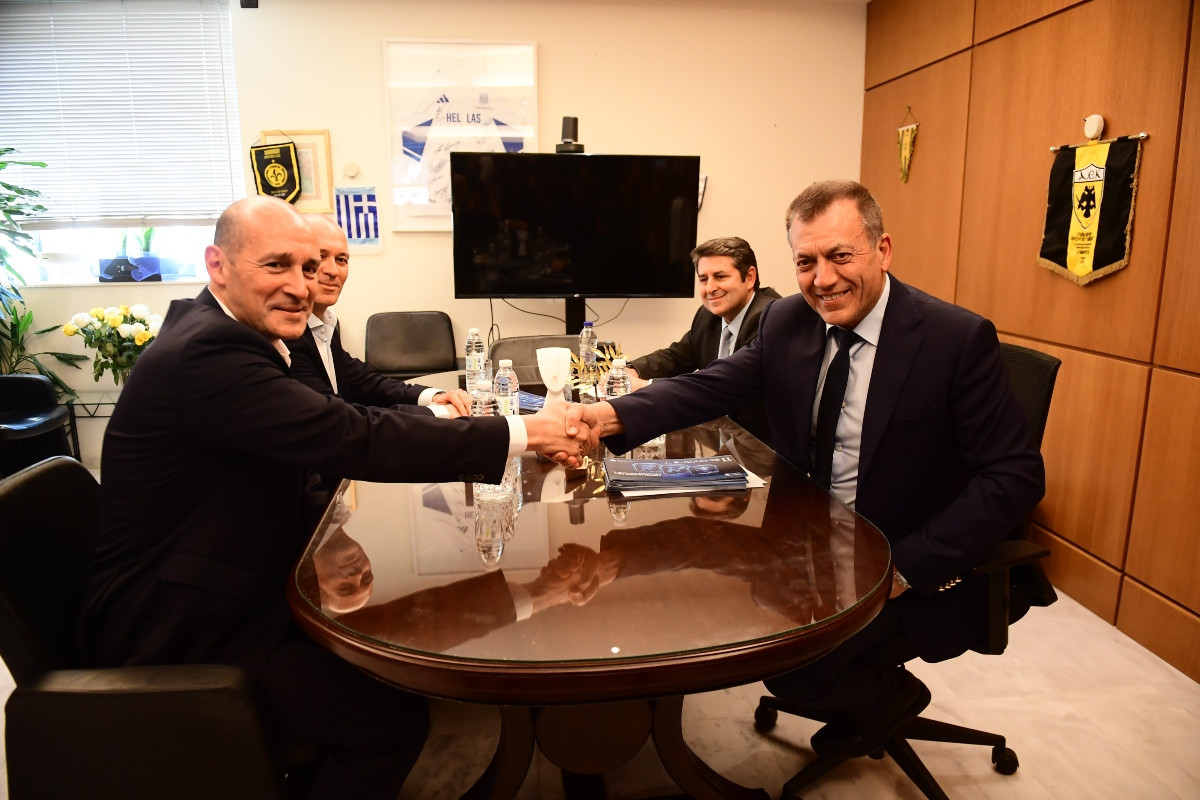 Η χειραψία Βρούτση με τον Παναγιώτη Αγγελόπουλο