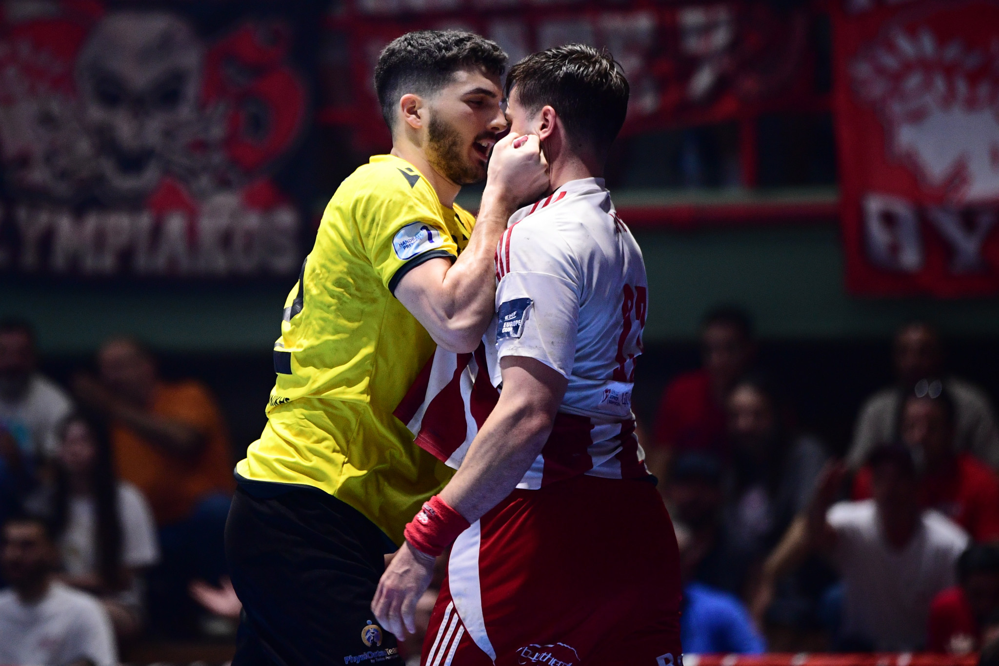 Η στιγμή της έντασης στον δεύτερο τελικό χάντμπολ ανάμεσα σε Ολυμπιακό και ΑΕΚ (video)