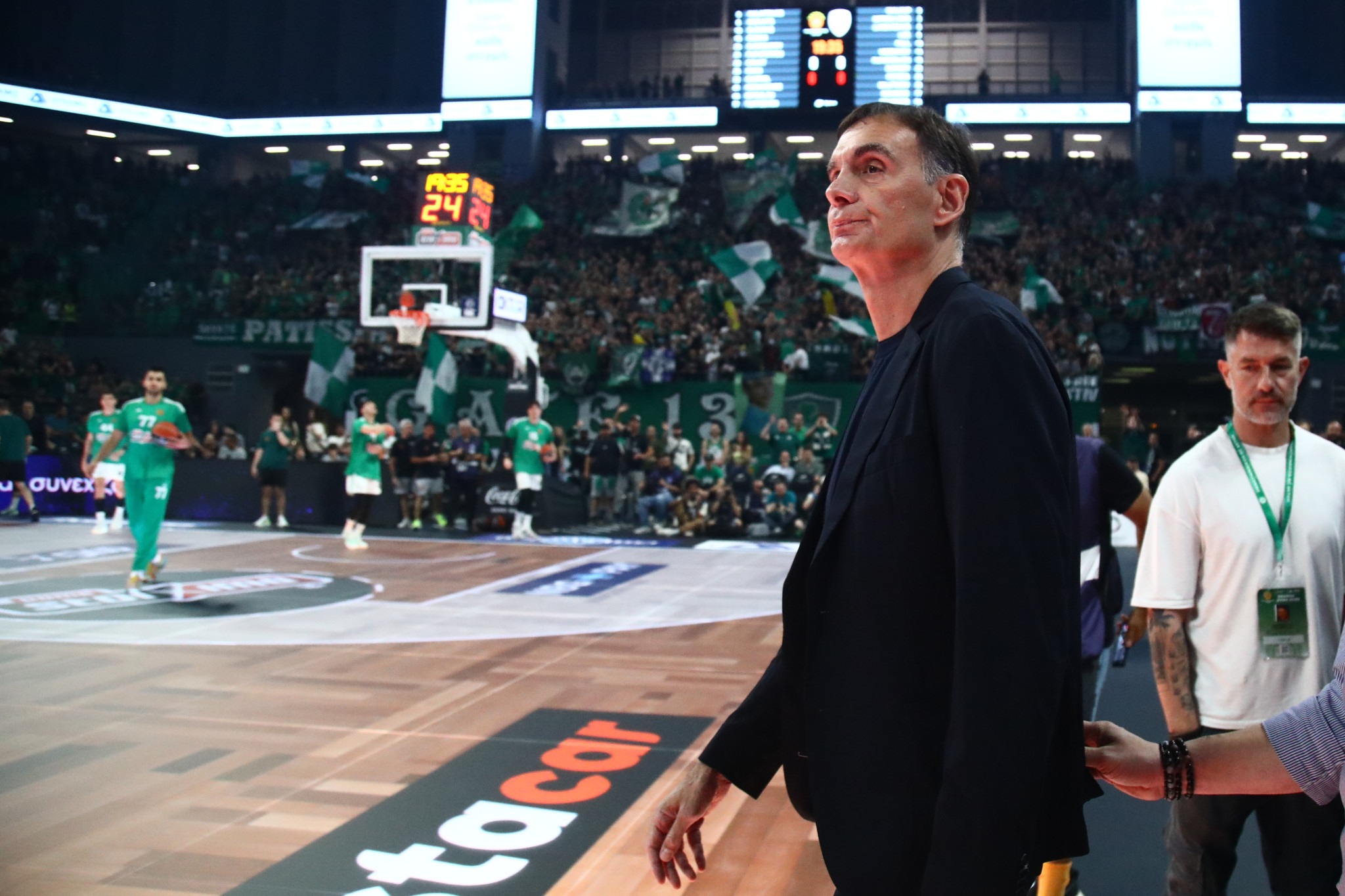 Υπό έντονες αποδοκιμασίες η είσοδος του Γιώργου Μπαρτζώκα στο ΟΑΚΑ (video)