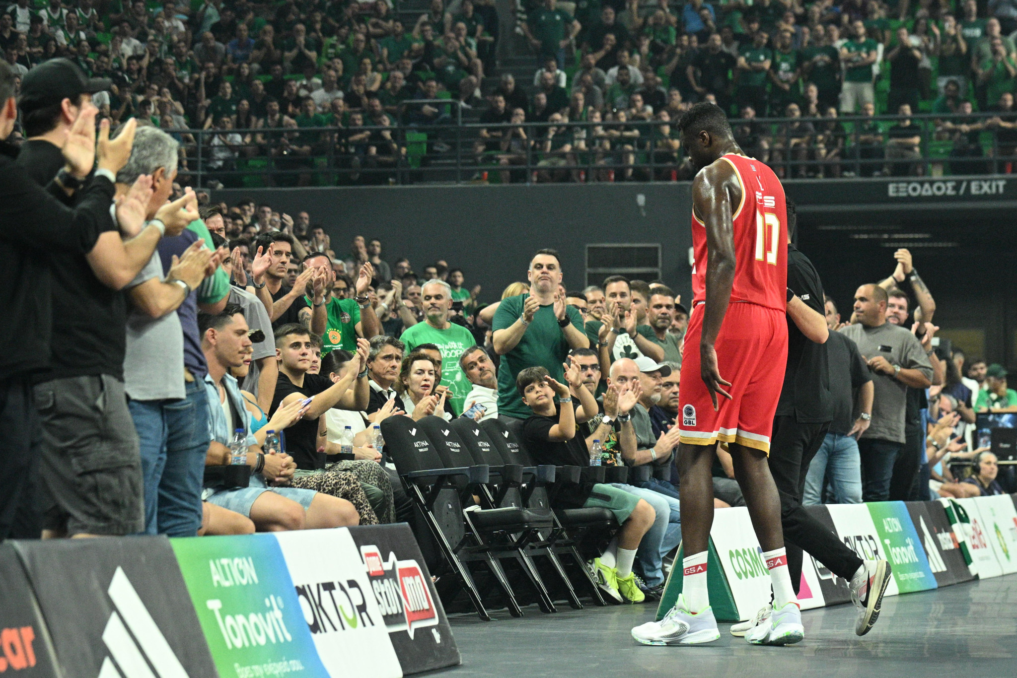 Συγκλονιστική στιγμή στο ΟΑΚΑ - Όλο το γήπεδο χειροκρότησε τον τραυματία Φαλ (video)