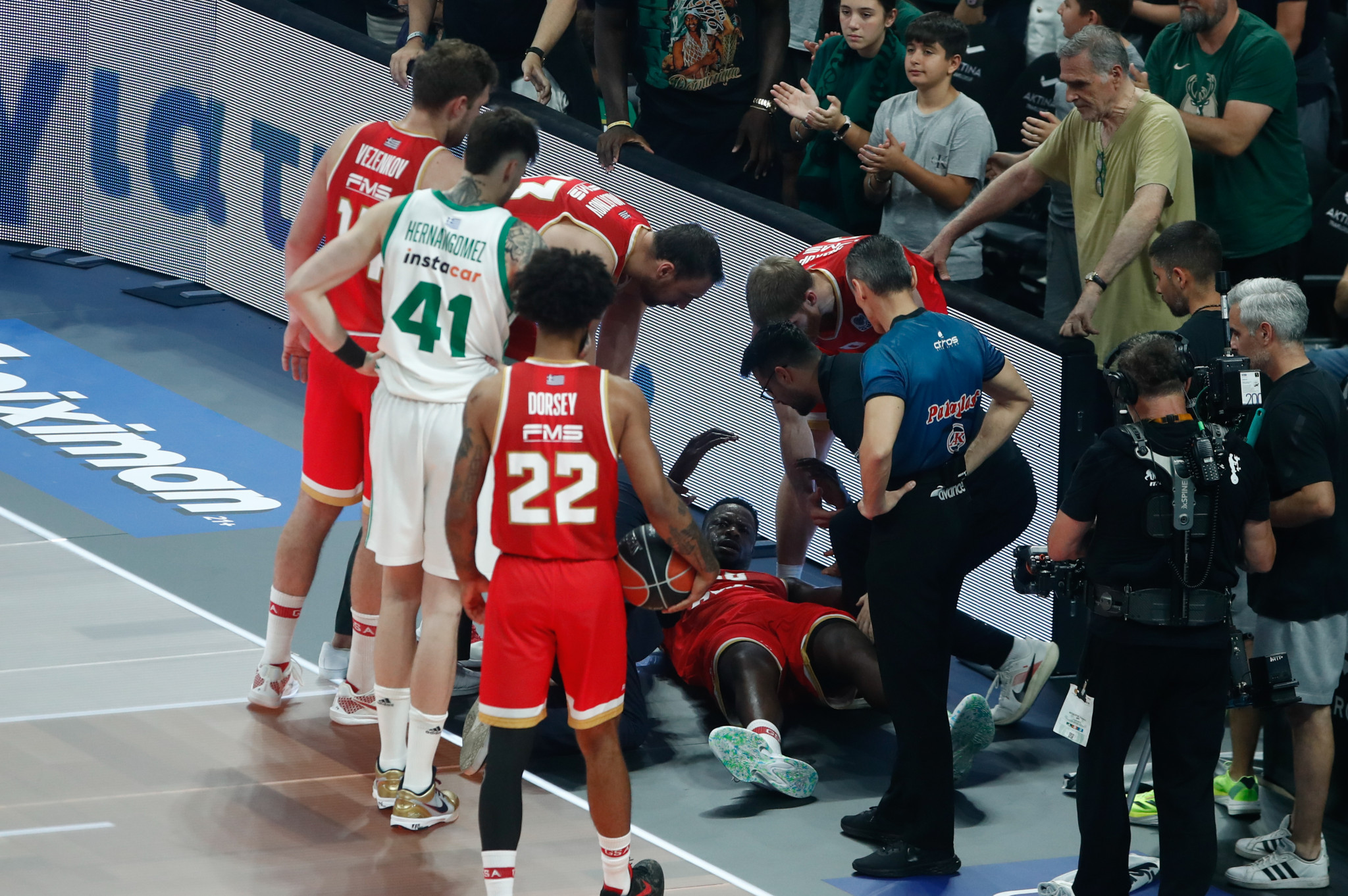 Τραυματίστηκε ο Φαλ και αποχώρησε από το παρκέ με έντονους πόνους (video)