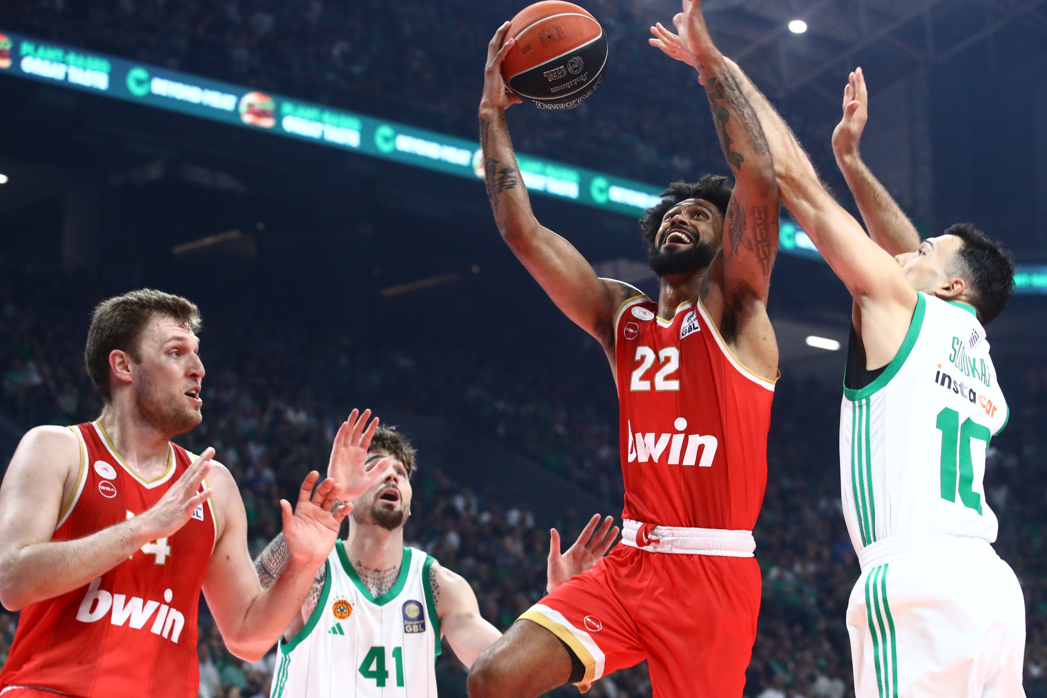 Ο Ολυμπιακός διατηρείται σταθερά μπροστά με Ντόρσεϊ και Μιλουτίνοφ (video)