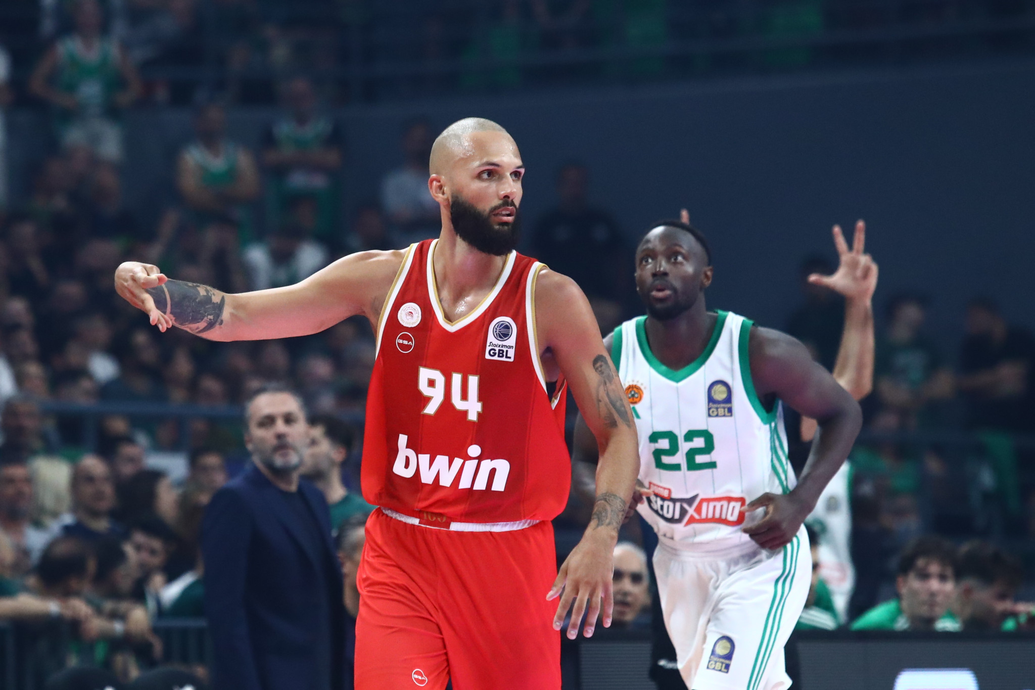 Τρίποντη «καταιγίδα» από τον Ολυμπιακό με Φουρνιέ και Βεζένκοφ