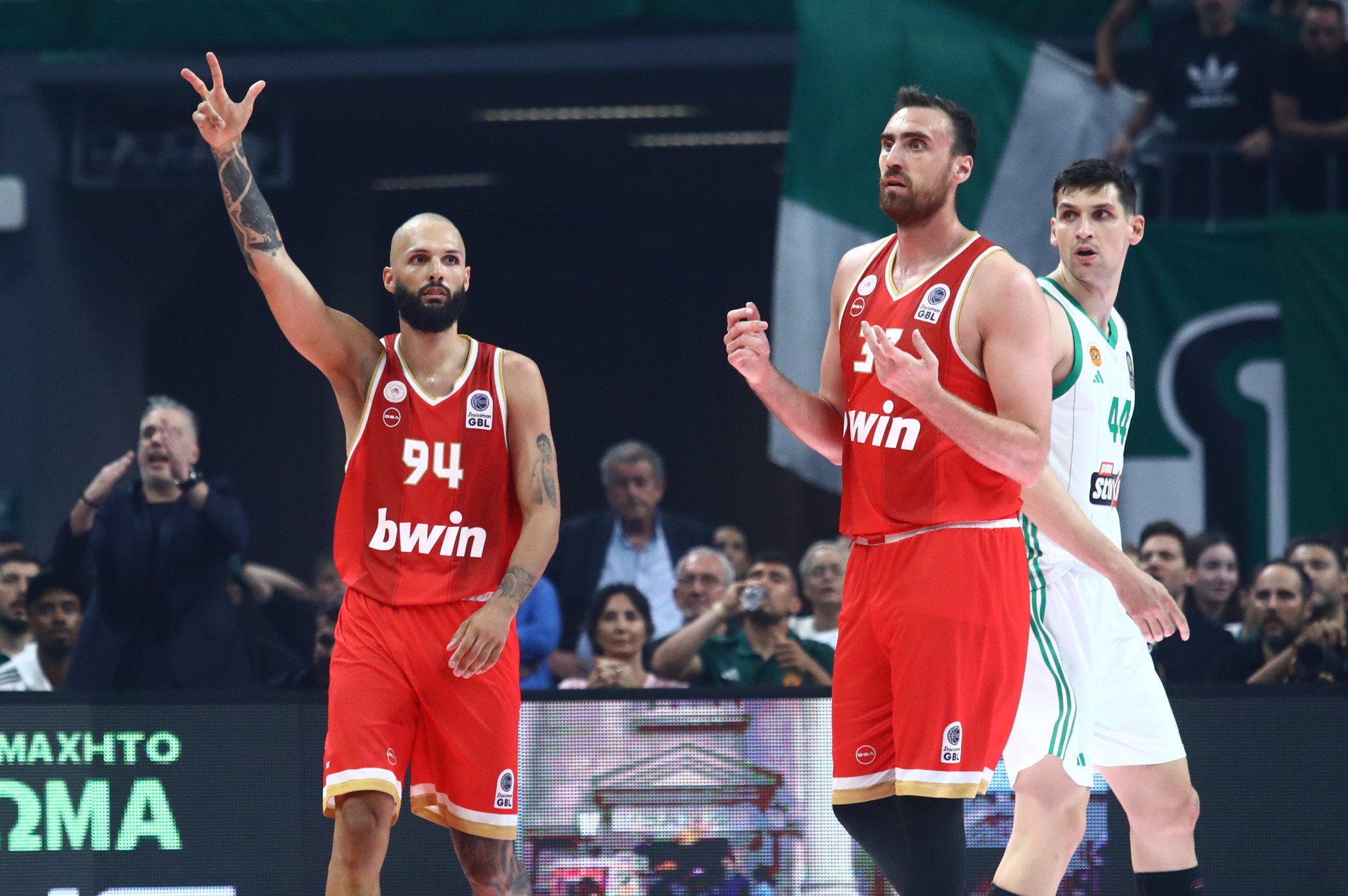 Ο Ολυμπιακός συσπειρώθηκε όταν όλα δίπλα του διαλύονταν