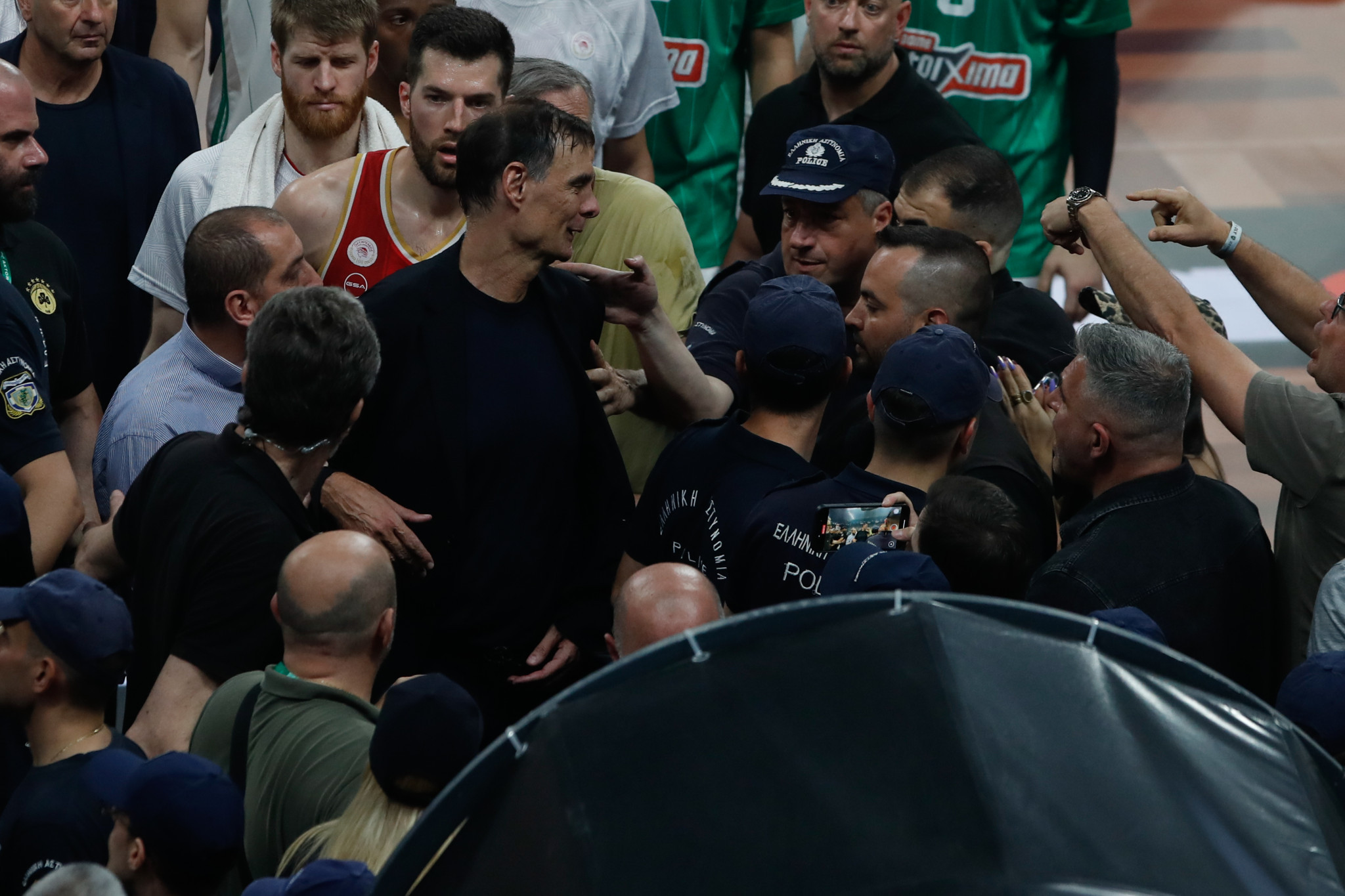 ΚΑΕ Παναθηναϊκός: «Ο Γιώργος Μπαρτζώκας επιτέθηκε φραστικά στους θεατές των courtside θέσεων του γηπέδου»