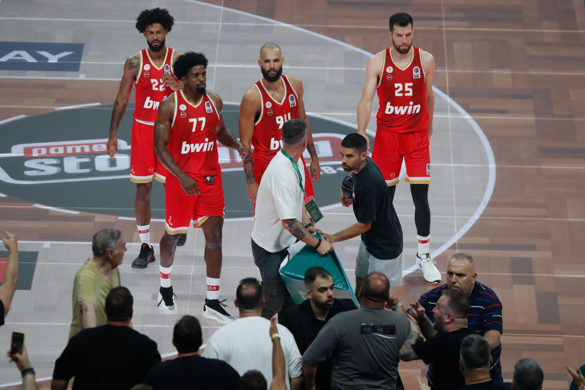 Η άσεμνη χειρονομία του Φουρνιέ στους οπαδούς που έφερε την ένταση στο ΟΑΚΑ (video)