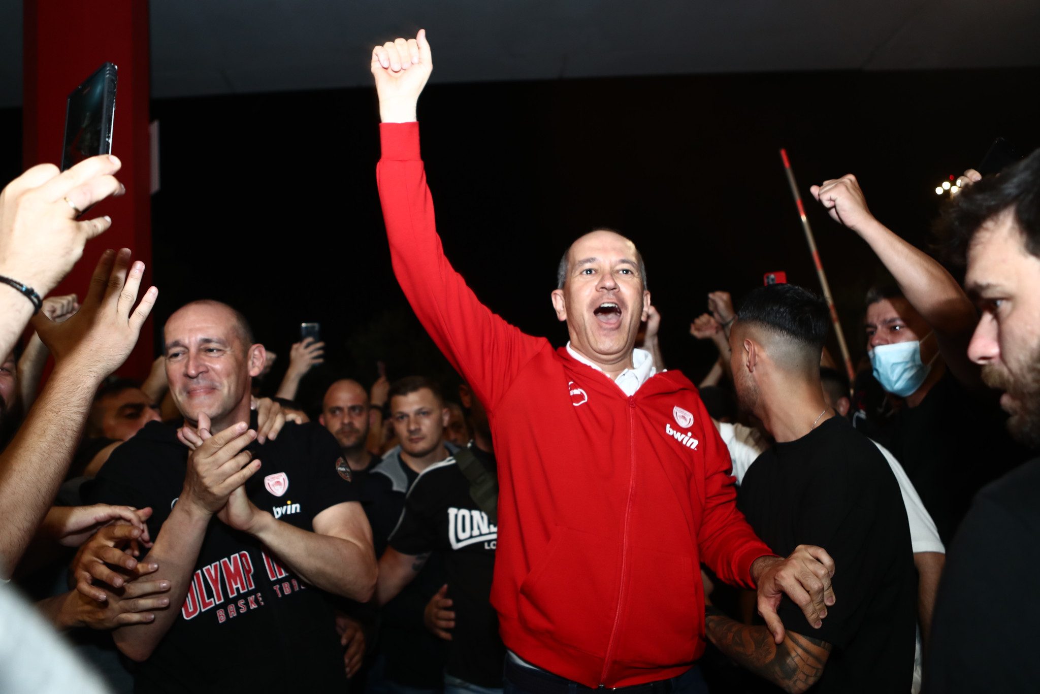 Το Athletiko στην υποδοχή του Ολυμπιακού στο ΣΕΦ - Αποθέωση από χιλιάδες οπαδούς, παρόντες οι Αγγελόπουλοι