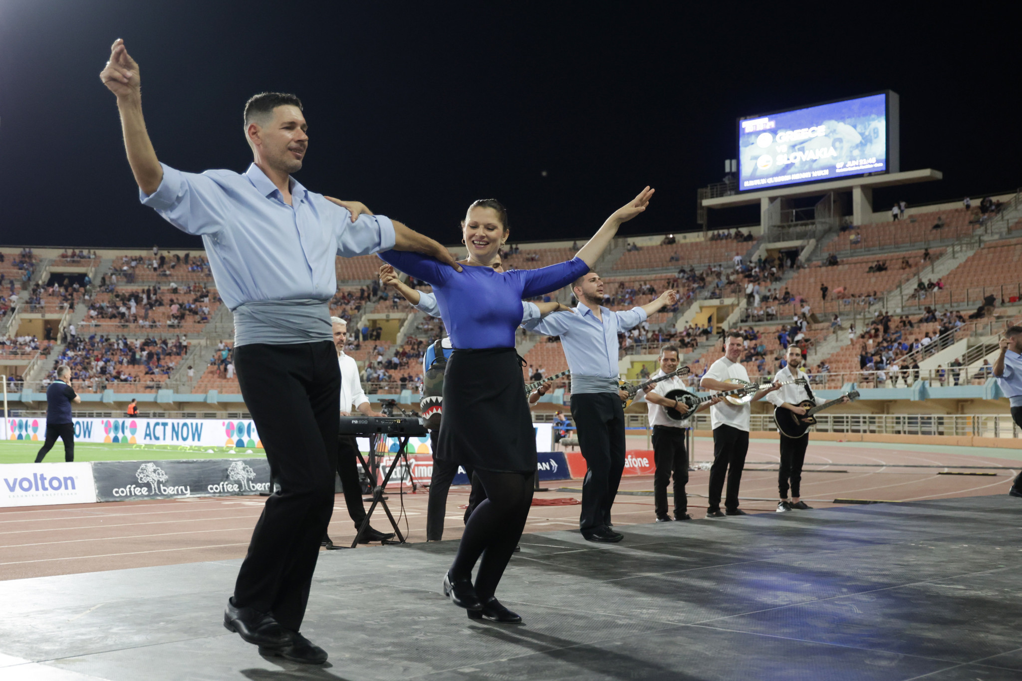 Το ζέσταμα της Εθνικής με συρτάκι στο Παγκρήτιο (video)