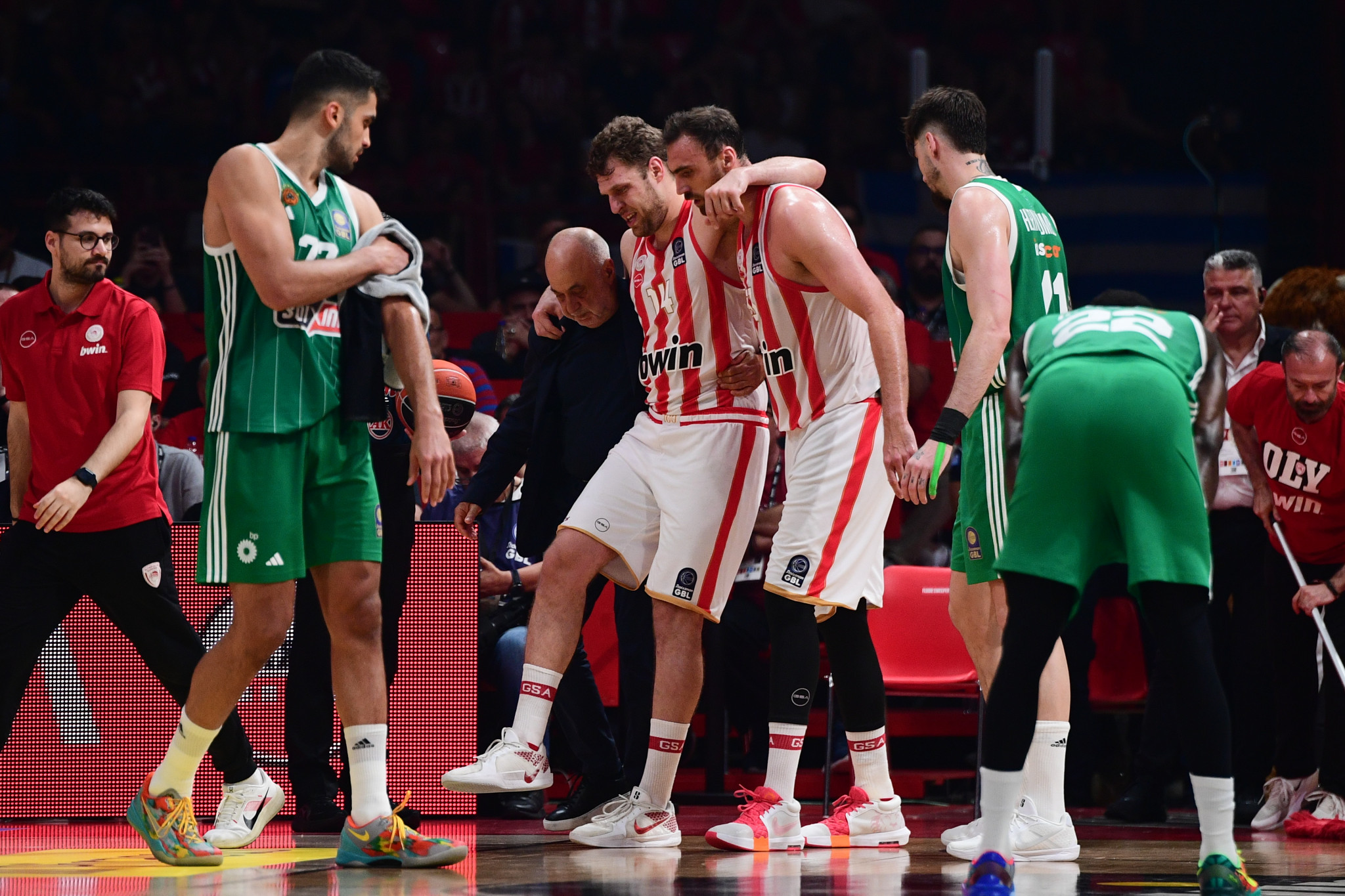 Γύρισε το πόδι του ο Βεζένκοφ και αποχώρησε κουτσαίνοντας (video)