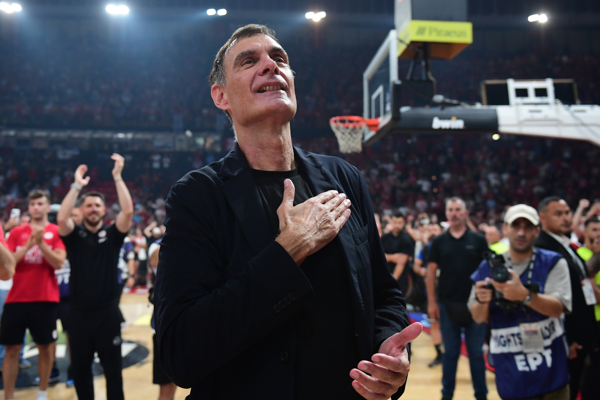 Μυθική αποθέωση στον Μπαρτζώκα και υπόκλιση του προπονητή του Ολυμπιακού στον κόσμο (video)