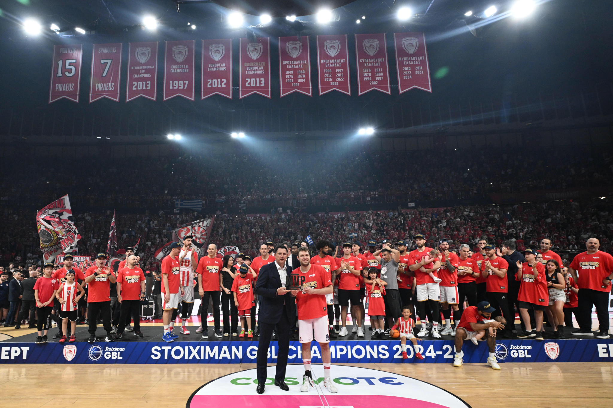 Πολυτιμότερος παίκτης των τελικών ο Βεζένκοφ (video)