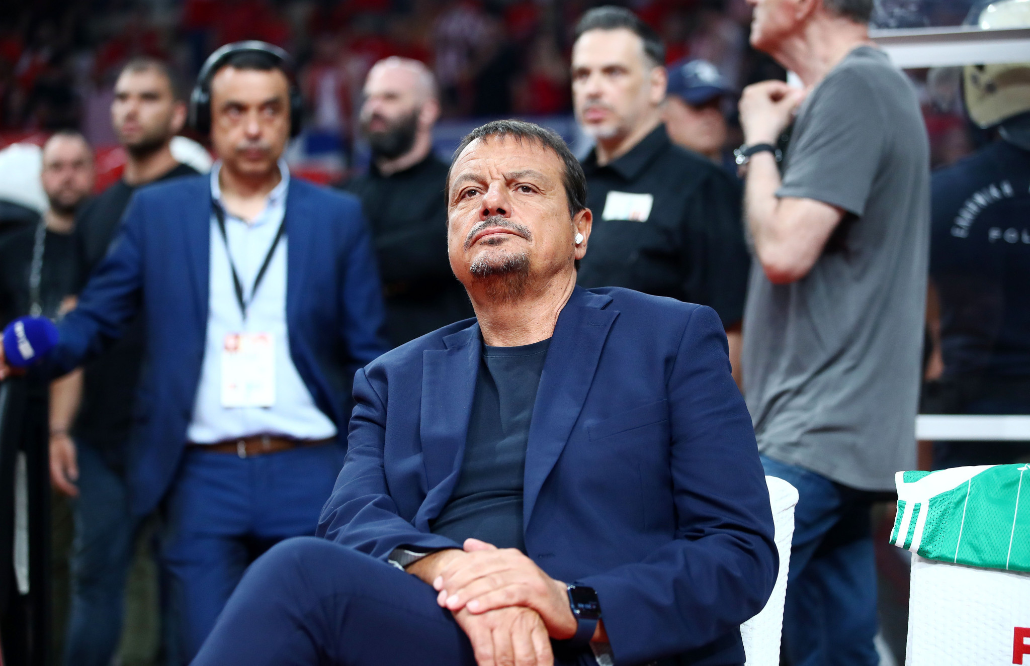 Ο Αταμάν έκανε είσοδο στο ΣΕΦ φορώντας ακουστικά και... σιγοτραγουδώντας (video)