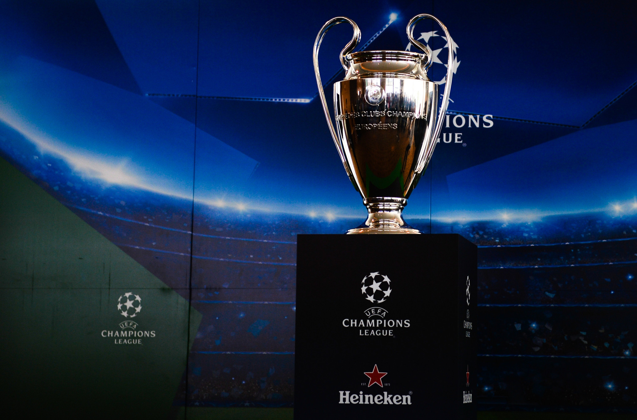 Γιατί το τρόπαιο του Champions League ονομάζεται κούπα με τα «μεγάλα αυτιά»; Πόσο ζυγίζει και ποια η αξία του;