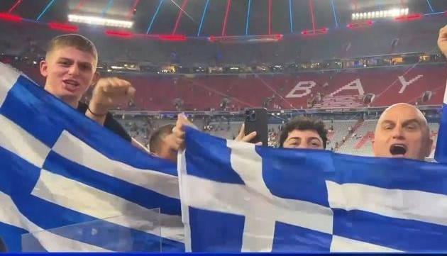 Έλληνες οπαδοί της Παρί πανηγυρίζουν με γαλανόλευκες σημαίες στην «Allianz Arena» (video)