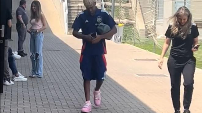 Έκαναν θραύση τα παπούτσια του Γιαμάλ - Ξεχώρισε το χρώμα και η τιμή τους (video)