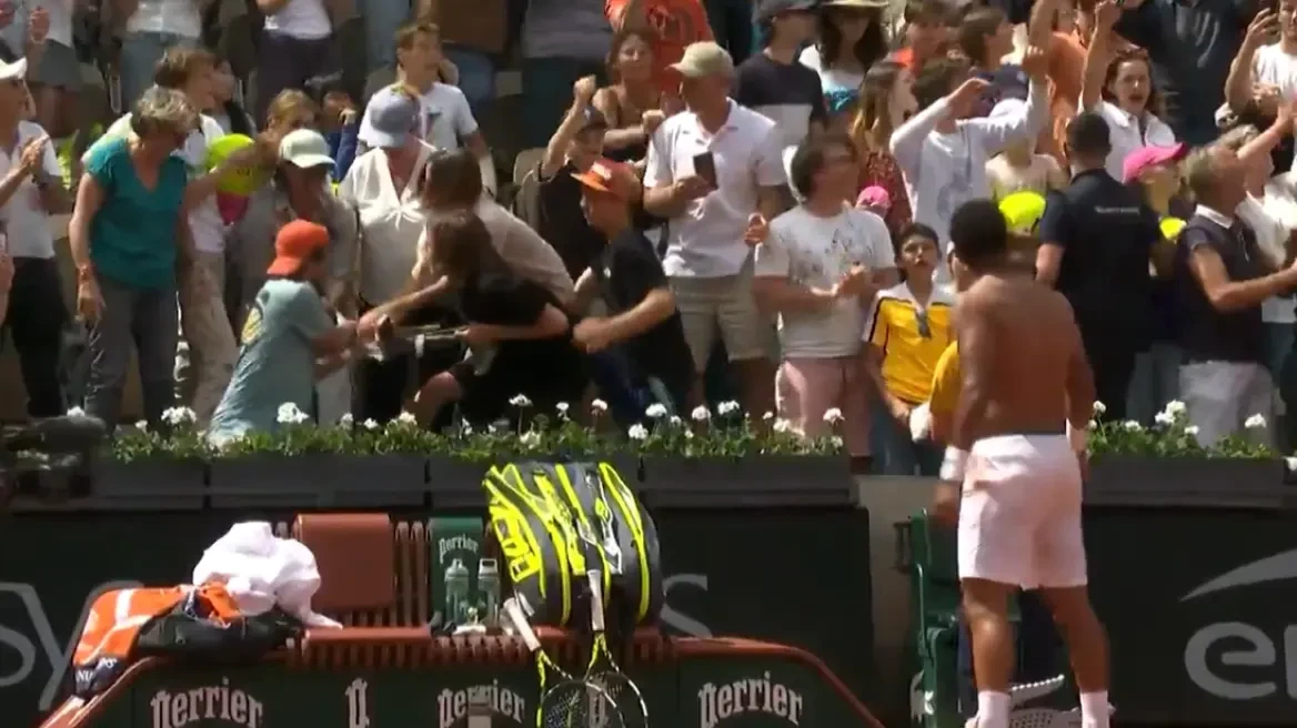 Μαλλιοτράβηγμα στο Roland Garros για την... μπλούζα του 20χρονου Γάλλου Αρτούρ Φιλς! (video)