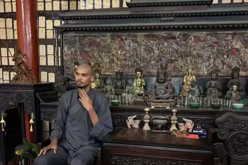 Ο λόγος που ο Γουεμπανιαμά ξύρισε το κεφάλι του και θα... εξαφανιστεί για δέκα μέρες