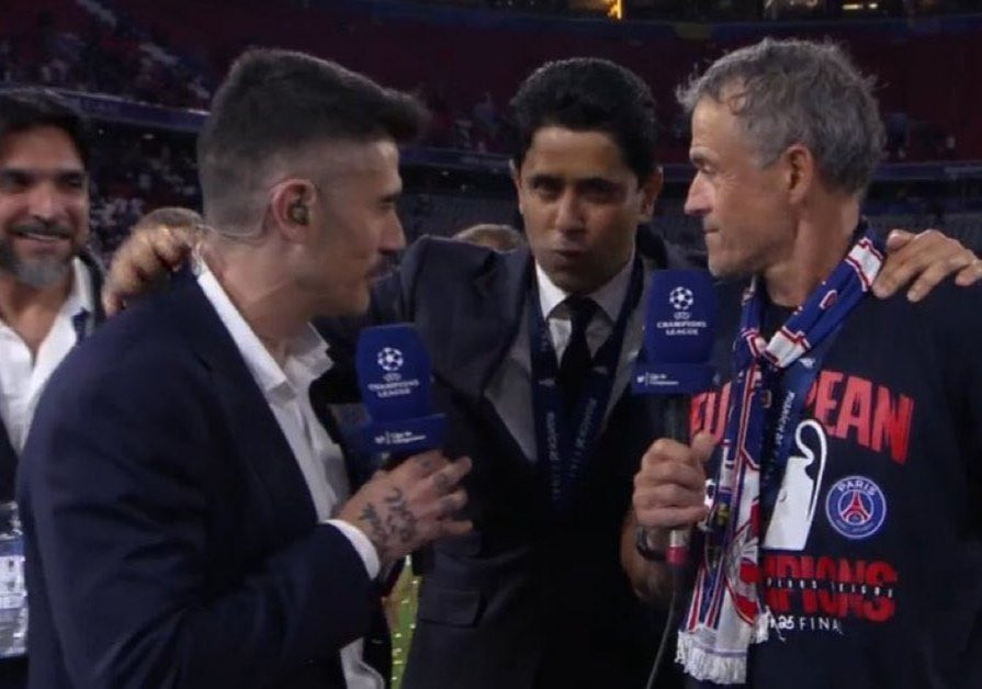 Ο Αλ Κελαϊφί έκανε «ντου» στη συνέντευξη του Ενρίκε για να τον αποθεώσει: «Είναι ο καλύτερος προπονητής στον κόσμο»