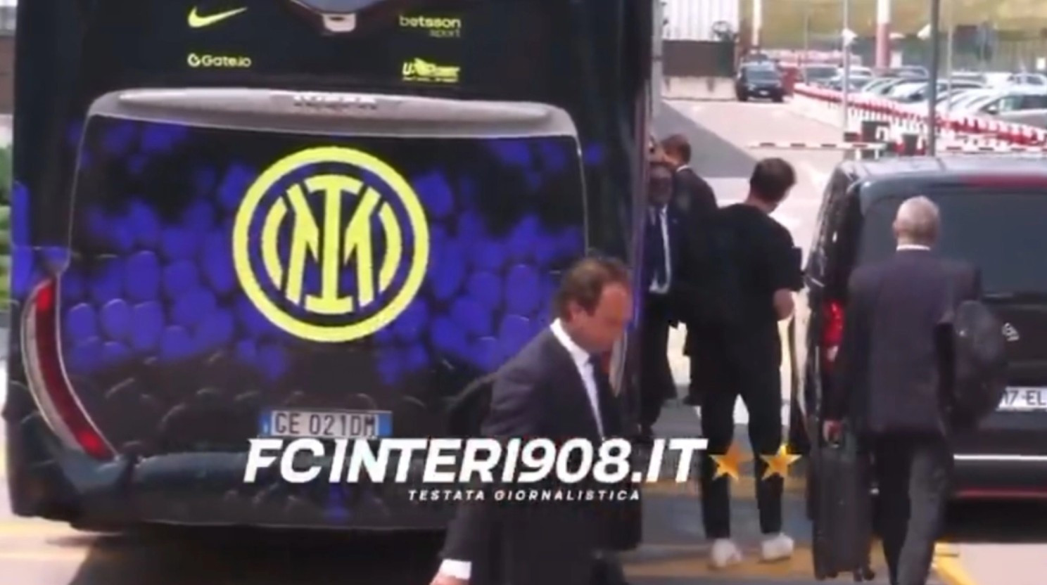 Μόνο ένας οπαδός της Ίντερ υποδέχθηκε την αποστολή - «Είμαι ο μοναδικός ηλίθιος»