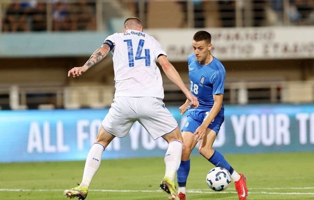 O Κωνσταντέλιας σκοράρει με την... πλάτη και κάνει το 1-0 κόντρα στη Σλοβακία (video)