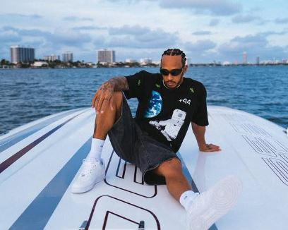 Αγκαλιά με μια εντυπωσιακή καλλονή ο Χάμιλτον «απαντάει» στην Βεργκάρα (video)