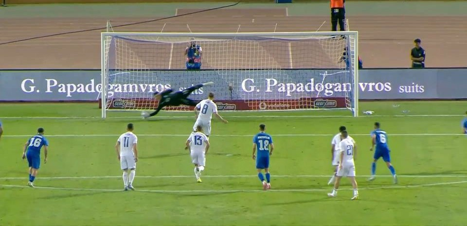 Τρομερός Μανδάς, έπιασε πέναλτι - Εντυπωσιακή διπλή επέμβαση (video)