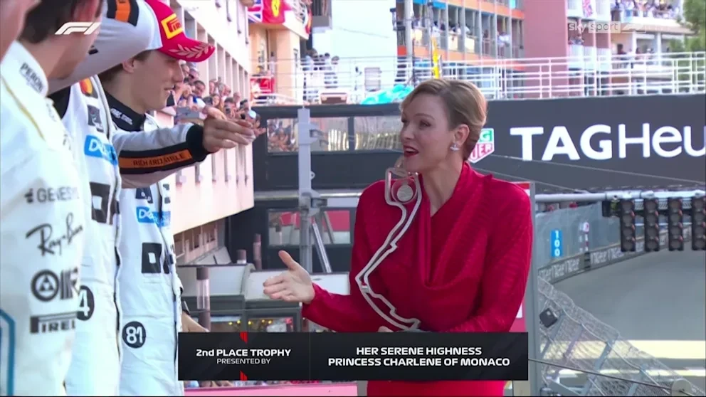 Ένα... αστείο ατύχημα συνέβη στην απονομή στο grand prix στο Μονακό