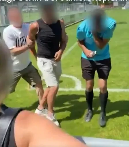 Απίστευτη εικόνα σε αγώνα μικρών παιδιών με πατέρα να ρίχνει μπουνιά στον διαιτητή (video)