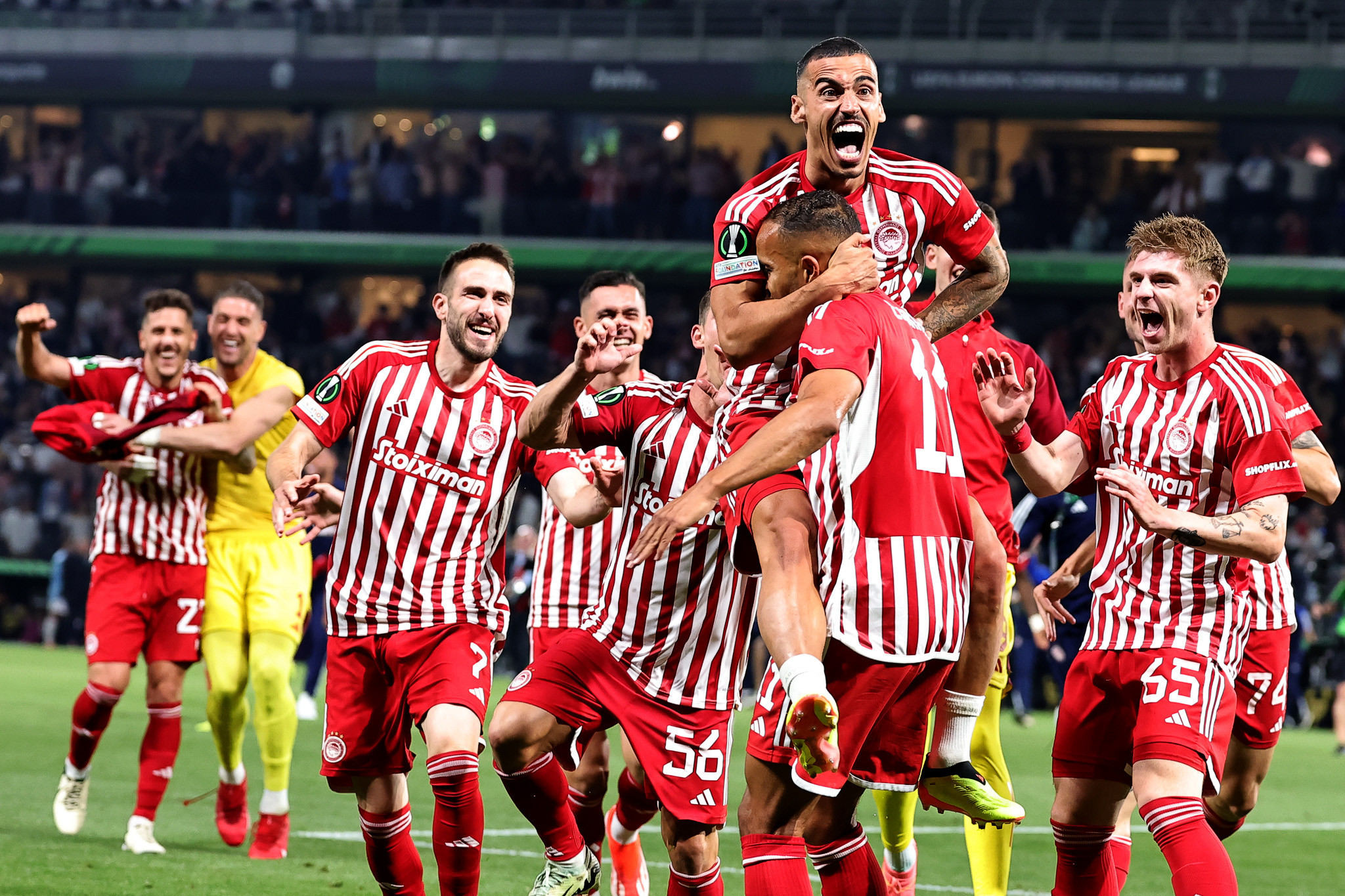 Το πρωτοσέλιδο περιοδικού του Athletiko για τον έναν χρόνο από την κατάκτηση του Conference League