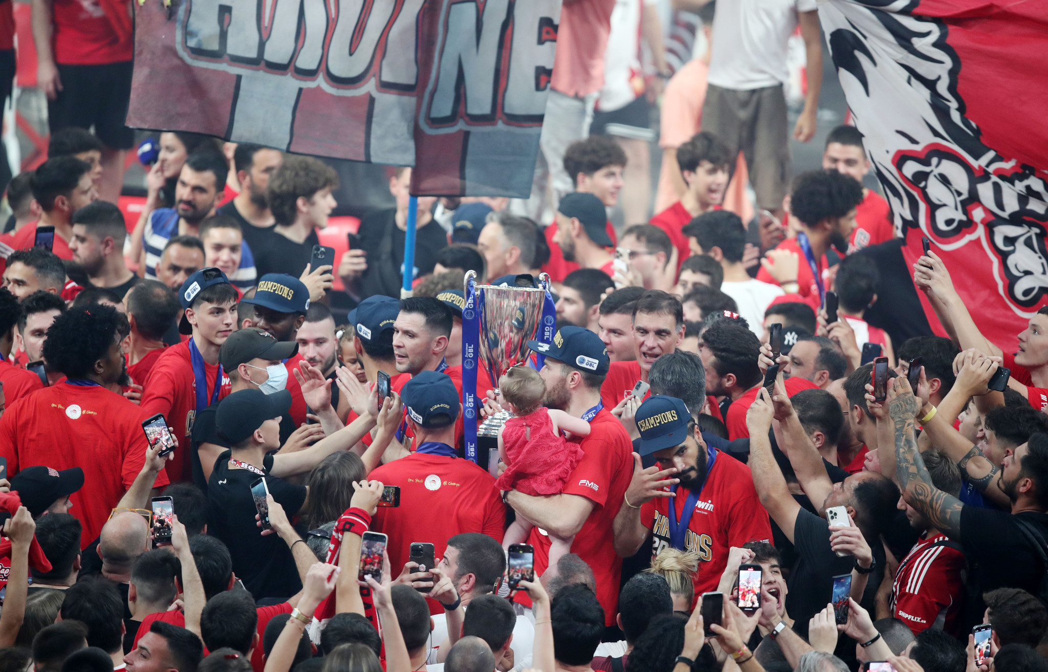 «Κατέκλυσαν» οι φίλοι του Ολυμπιακού το παρκέ το ΣΕΦ για την κατάκτηση του πρωταθλήματος (video)