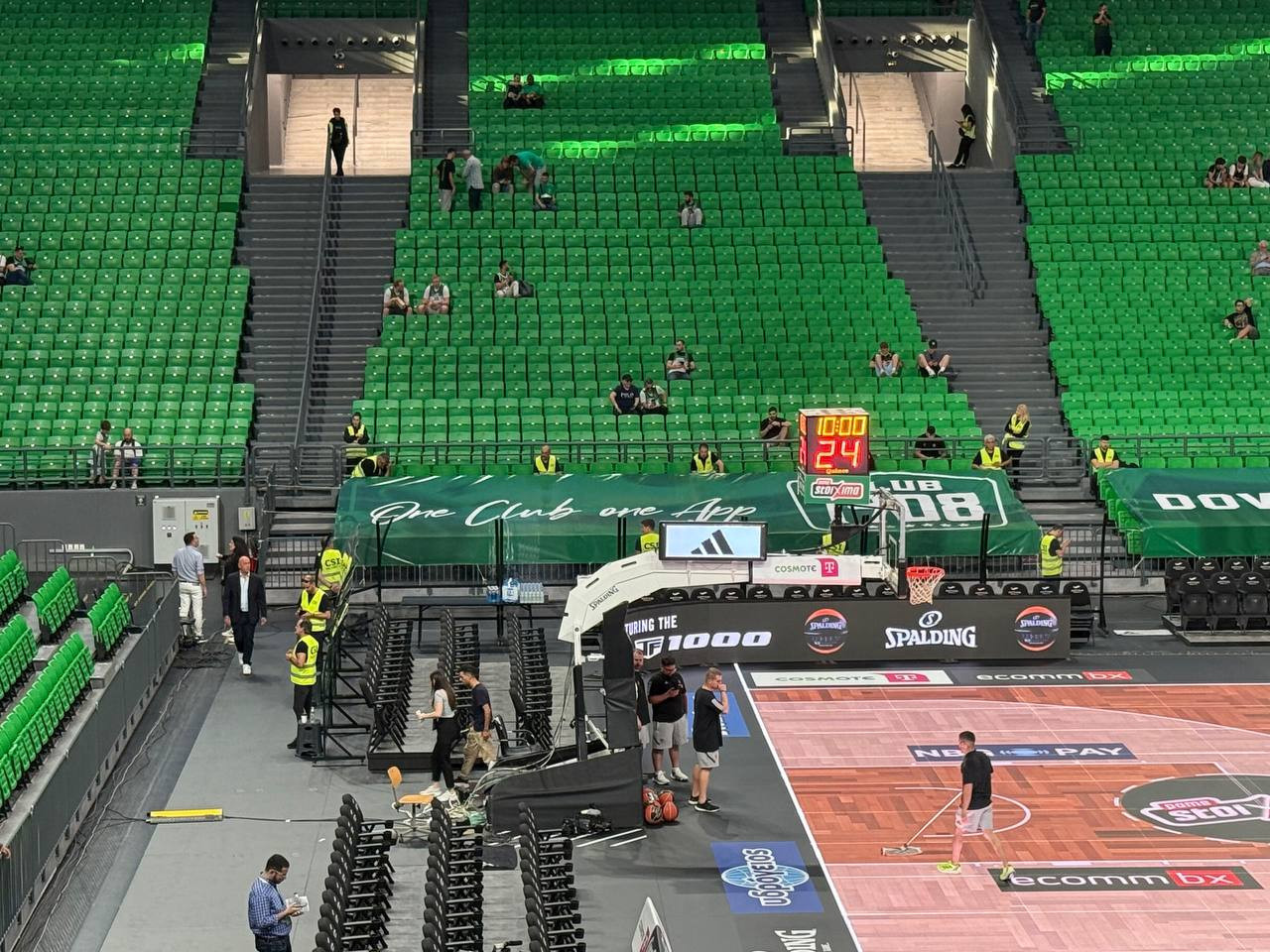 Πλέξιγκλας στο ΟΑΚΑ πίσω από τον πάγκο του Ολυμπιακού (video)